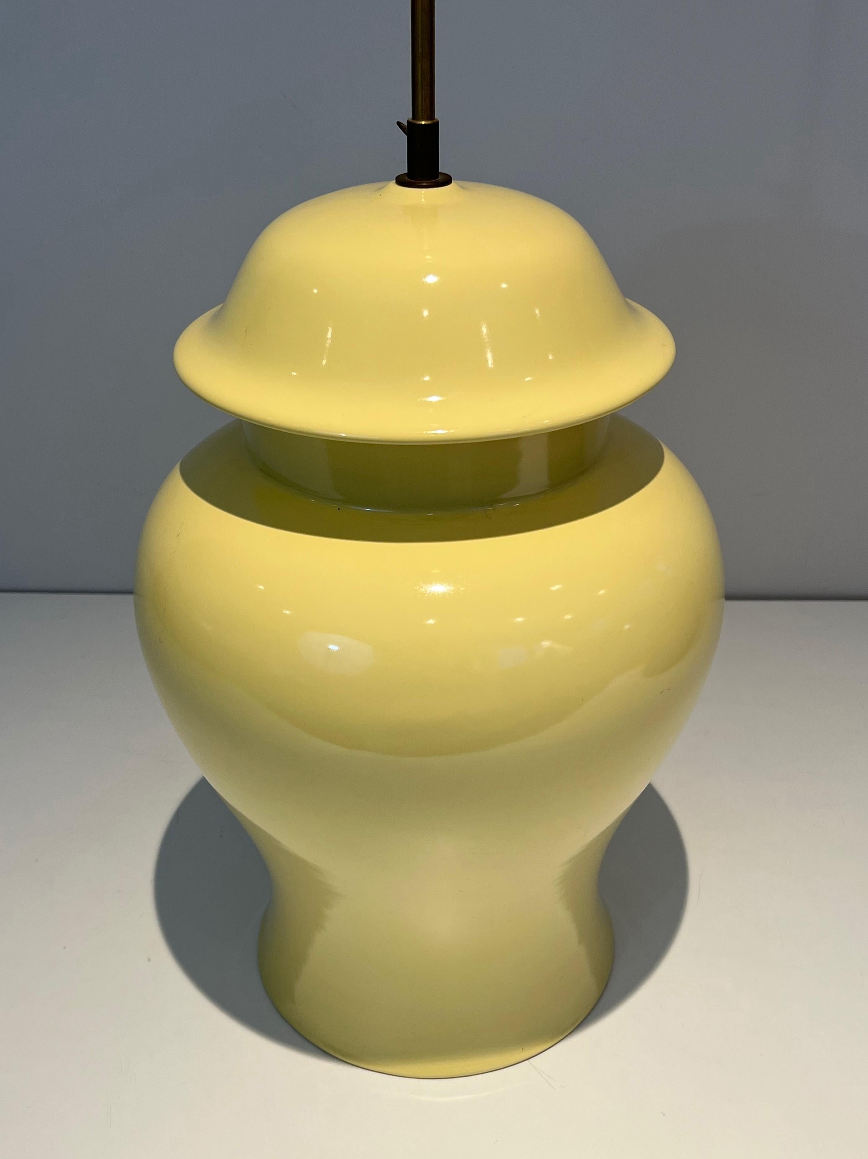Paire de lampes de table en céramique jaune. Travail français. Circa 1970 en vente 2