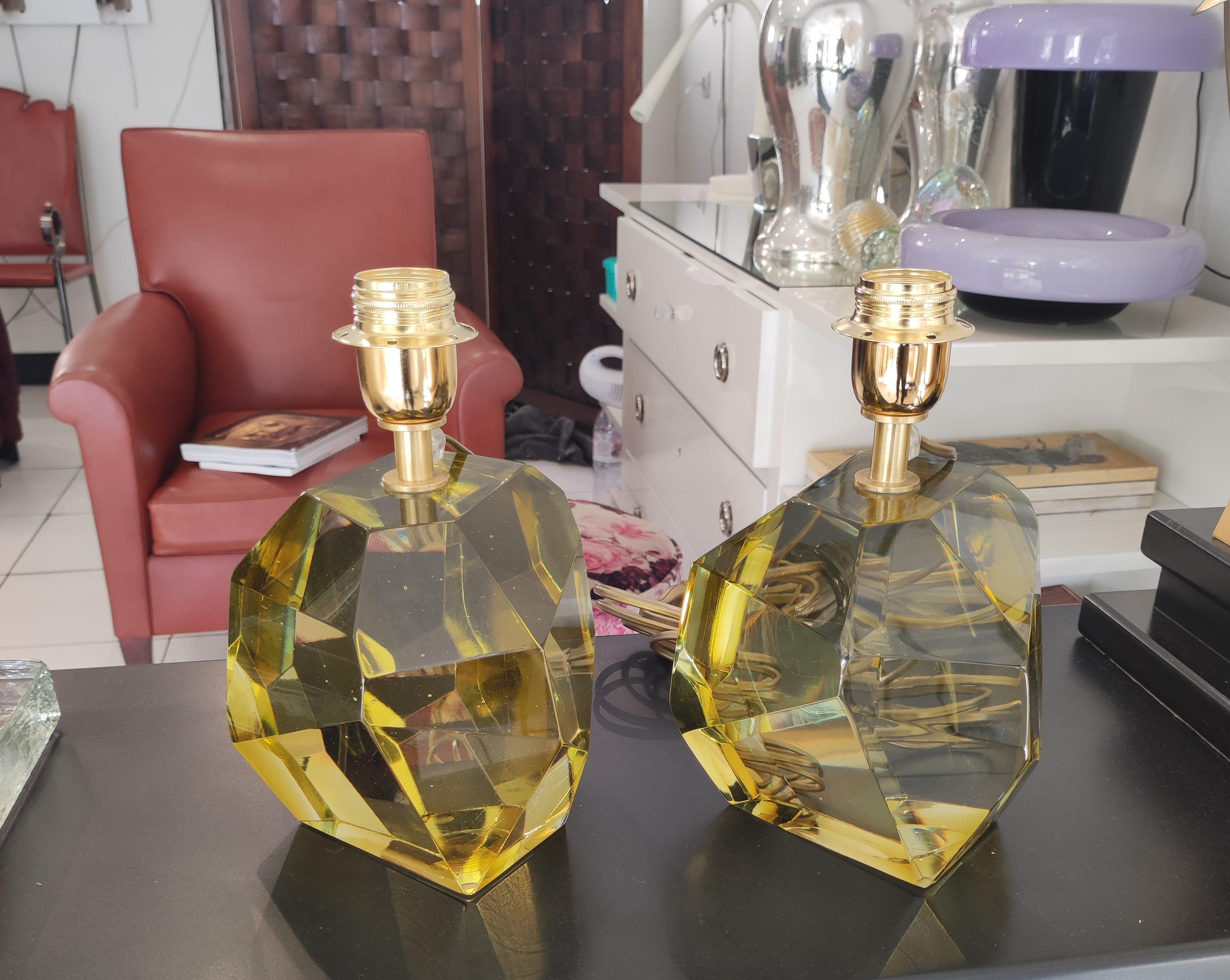 Lampe de table en cristal jaune facetté attb Toso, parfait état
La paire peut être séparée sur demande