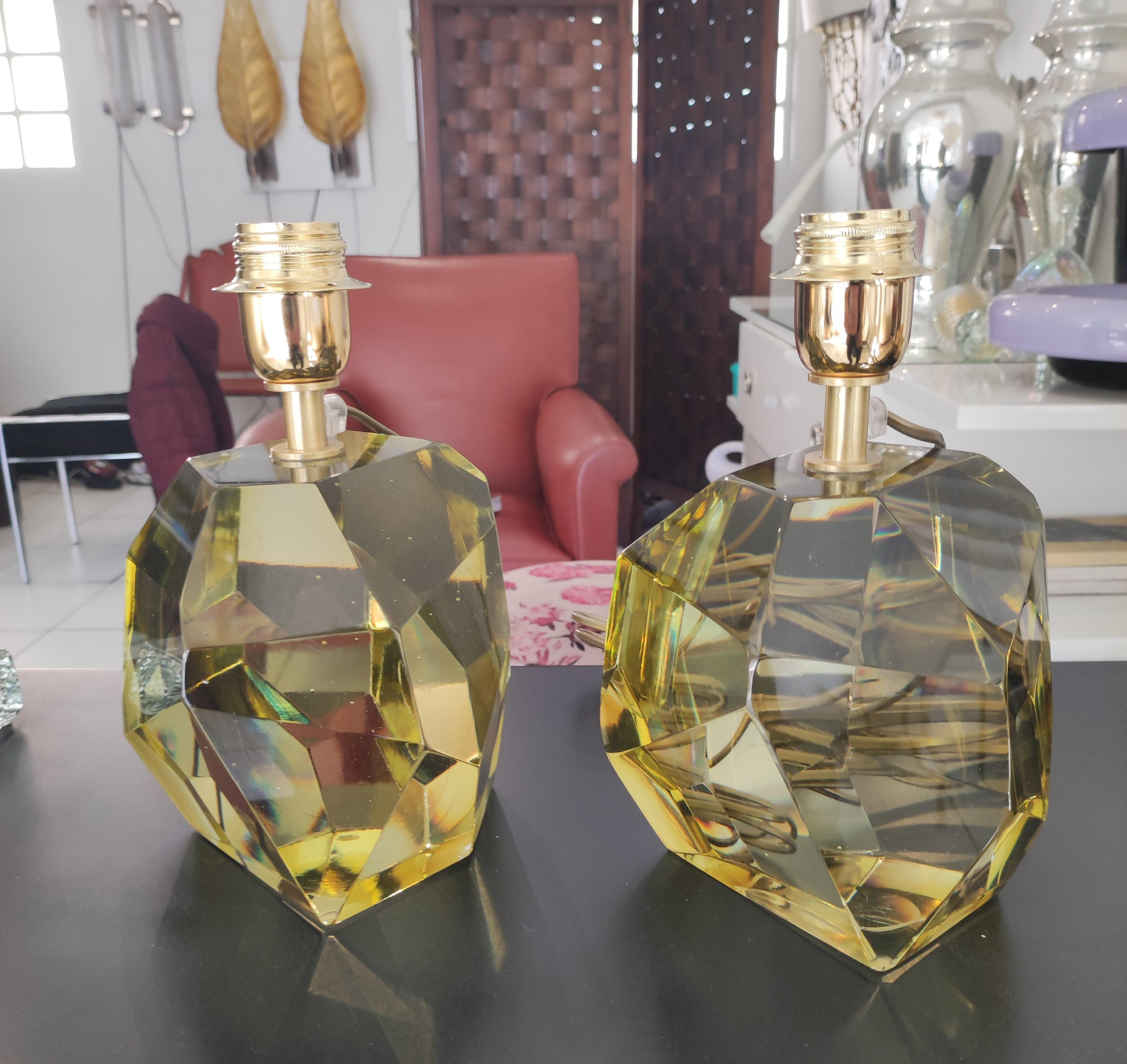 XXIe siècle et contemporain Paire de lampes de bureau à facettes en cristal jaune en vente