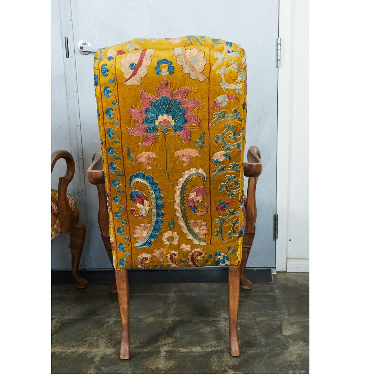 Pair of Yellow Embroidered Silk Queen Ann Style Armchairs im Zustand „Gut“ in Culver City, CA
