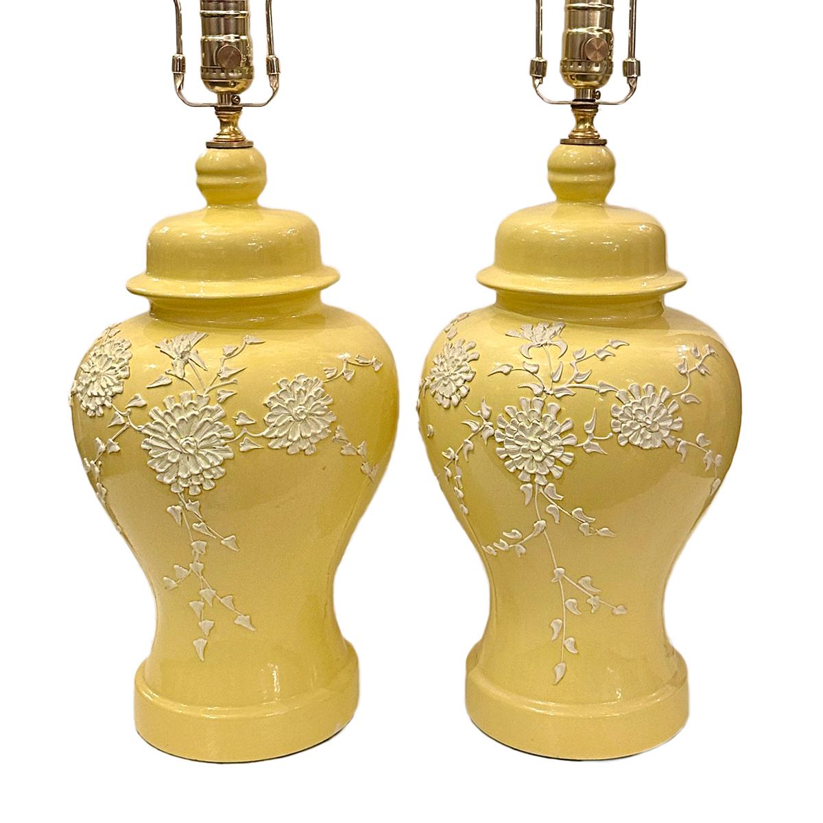 Ein Paar französische Porzellanlampen mit Blumenmuster aus den 1950er Jahren.

Abmessungen:
Höhe des Körpers: 17