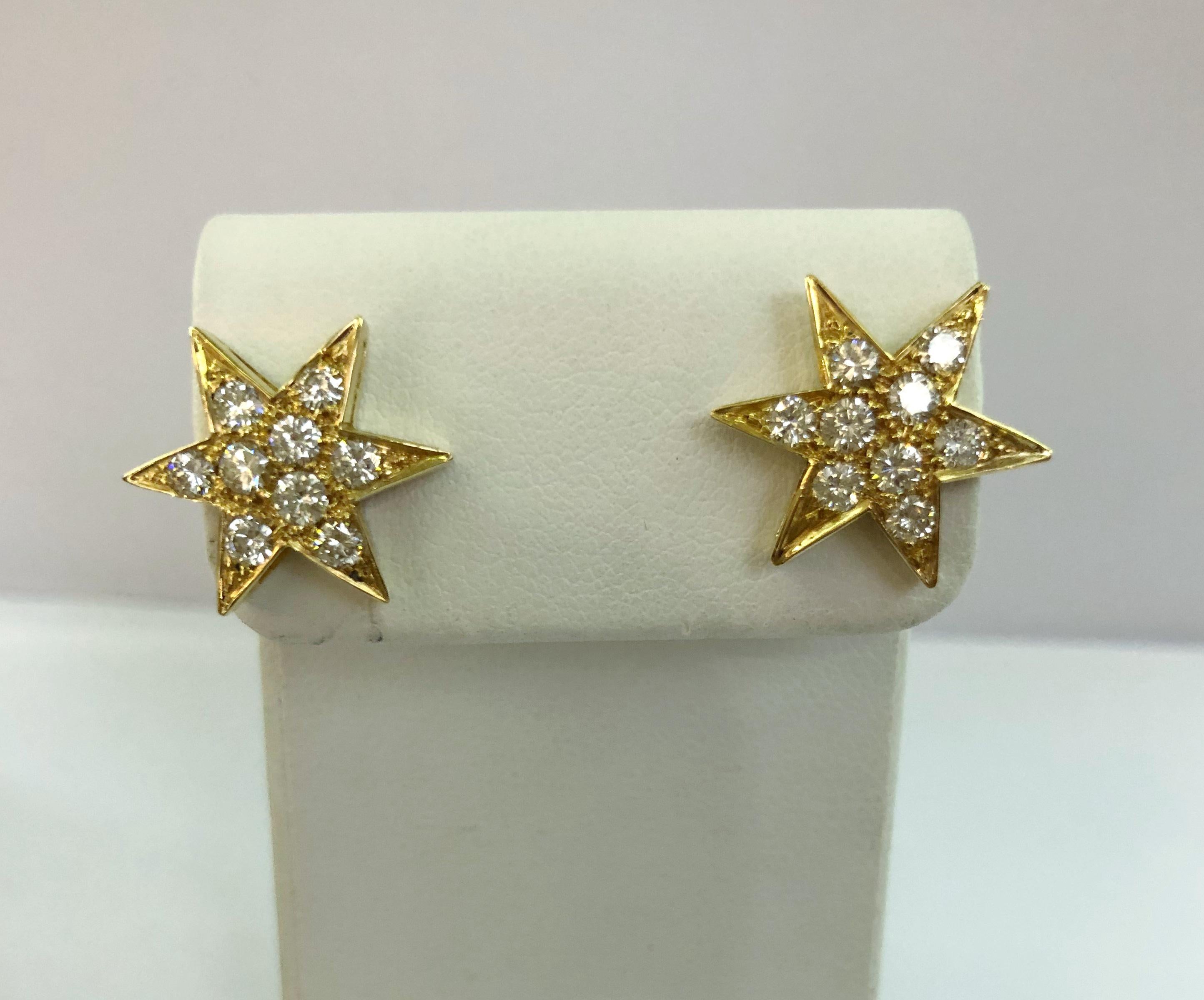 Pair of vintage star shaped earrings with yellow gold and diamonds for a total of 1 karat, Italy 1970-1980s