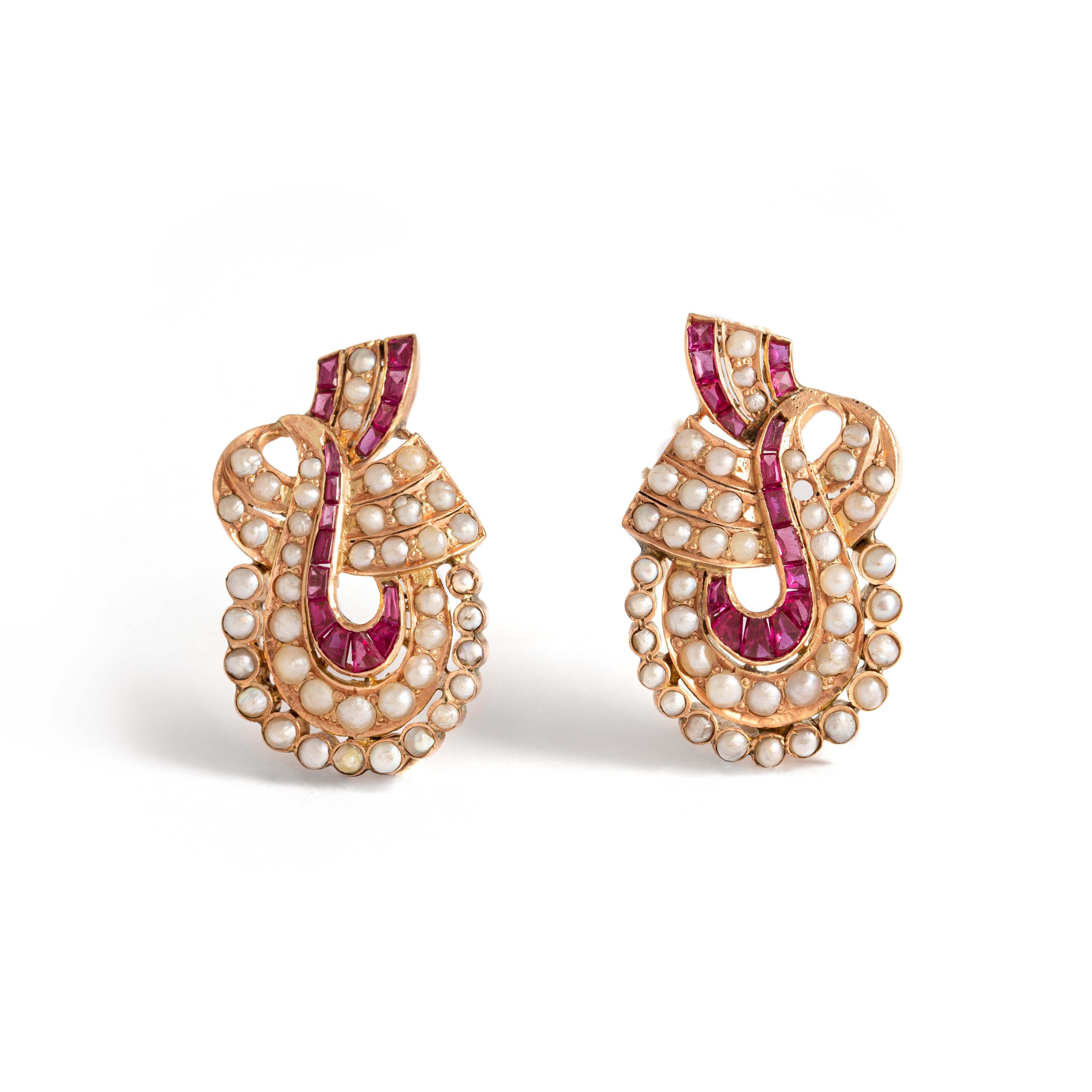 Pair of 14K yellow gold designs set with cultured pearls and calibrated red stones.
Traces of soldering, oxidation, missing and chipped. 
Dimensions: 3.50 centimeters x 2.20 centimeters. 
Gross weight: 14.92 grams.