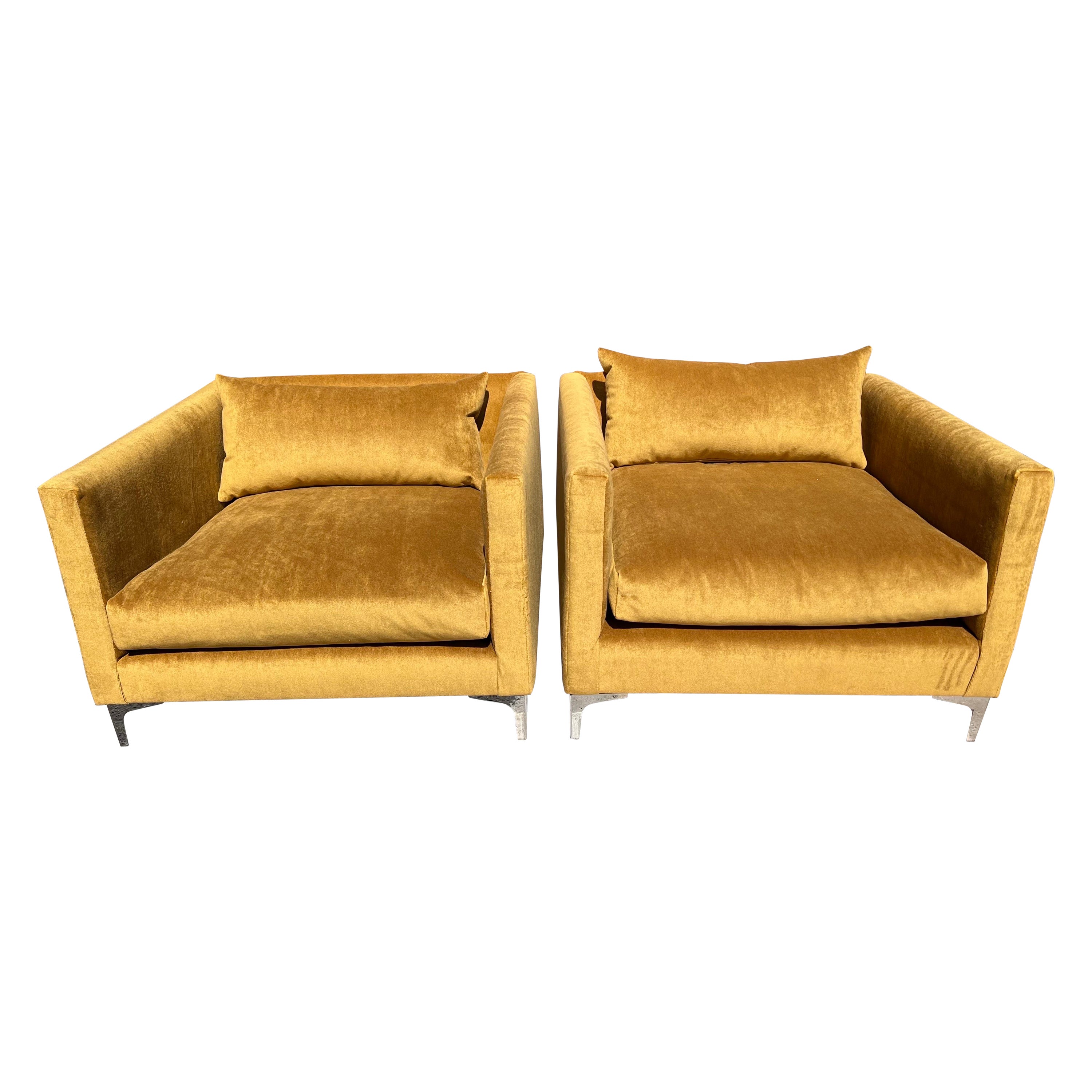 Coppia di poltrone cubo imbottite in velluto mohair giallo oro