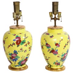 Pareja de jarrones de porcelana alemana de fondo amarillo con decoración de flores y pájaros