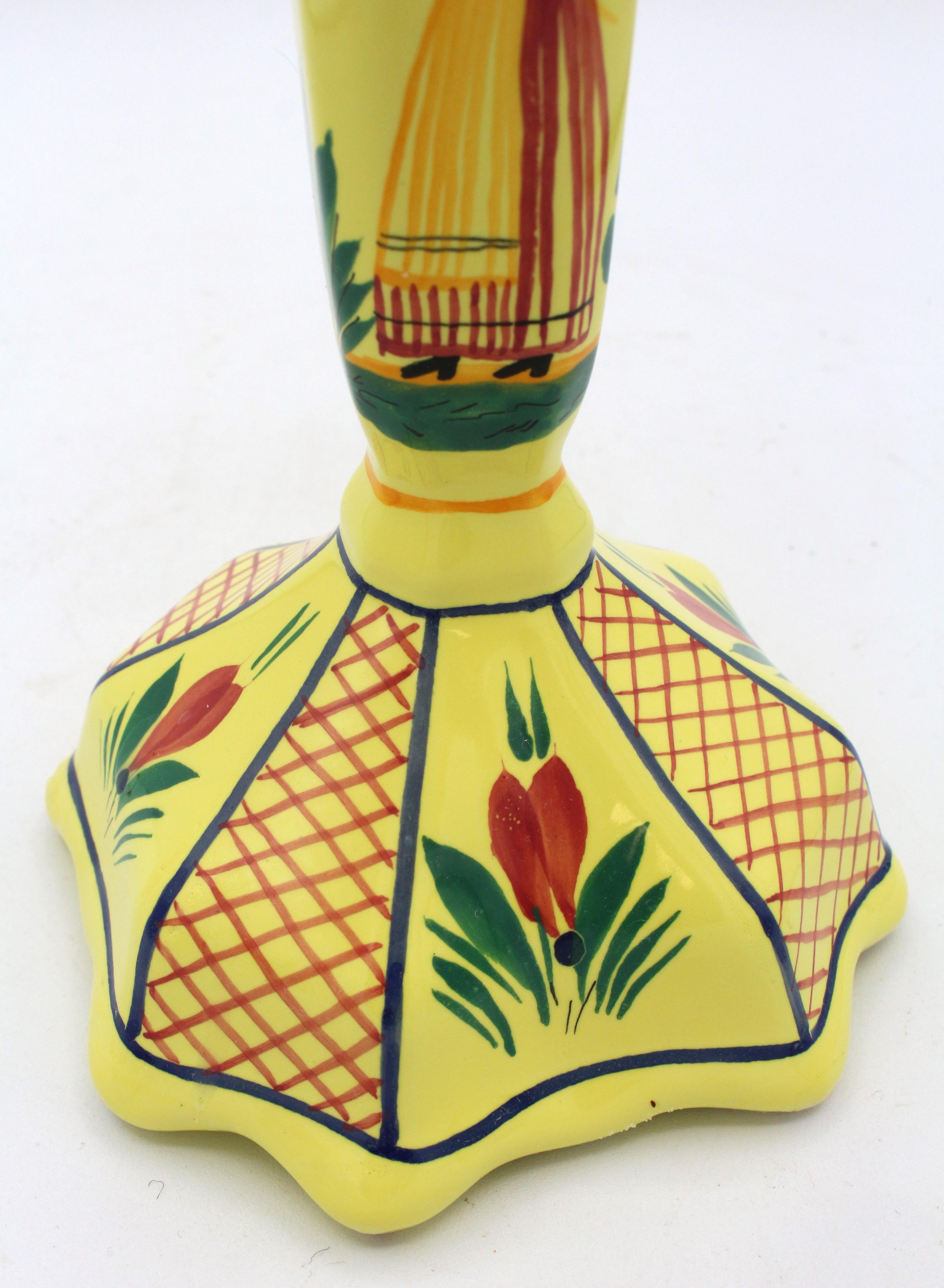 Céramique Paire de chandeliers Quimper à fond jaune, fin du 20e siècle en vente