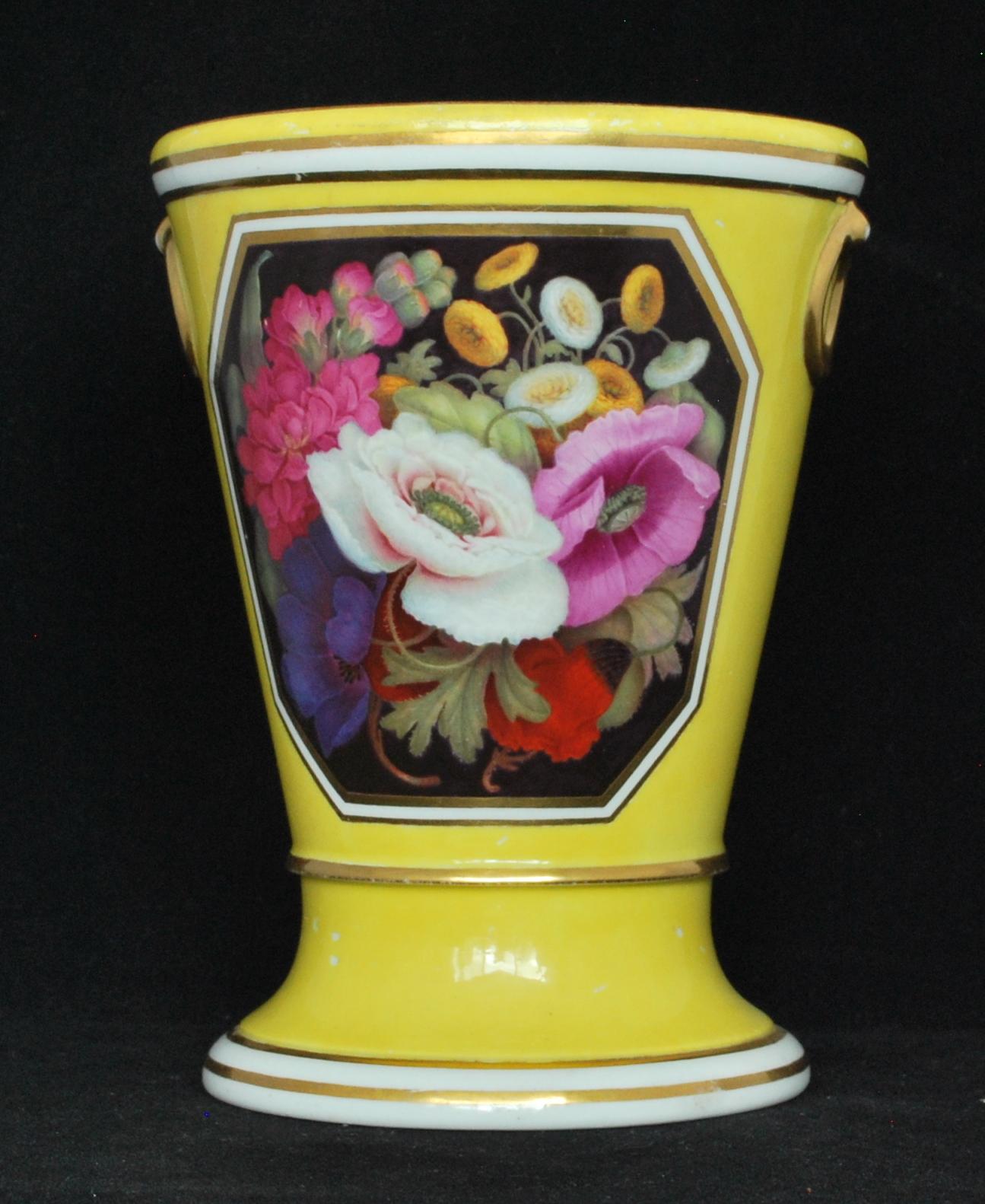 Une paire rare de vases ou jardinières à fond jaune, avec des réserves de peinture florale exquise ou une qualité vue seulement pendant cette période.