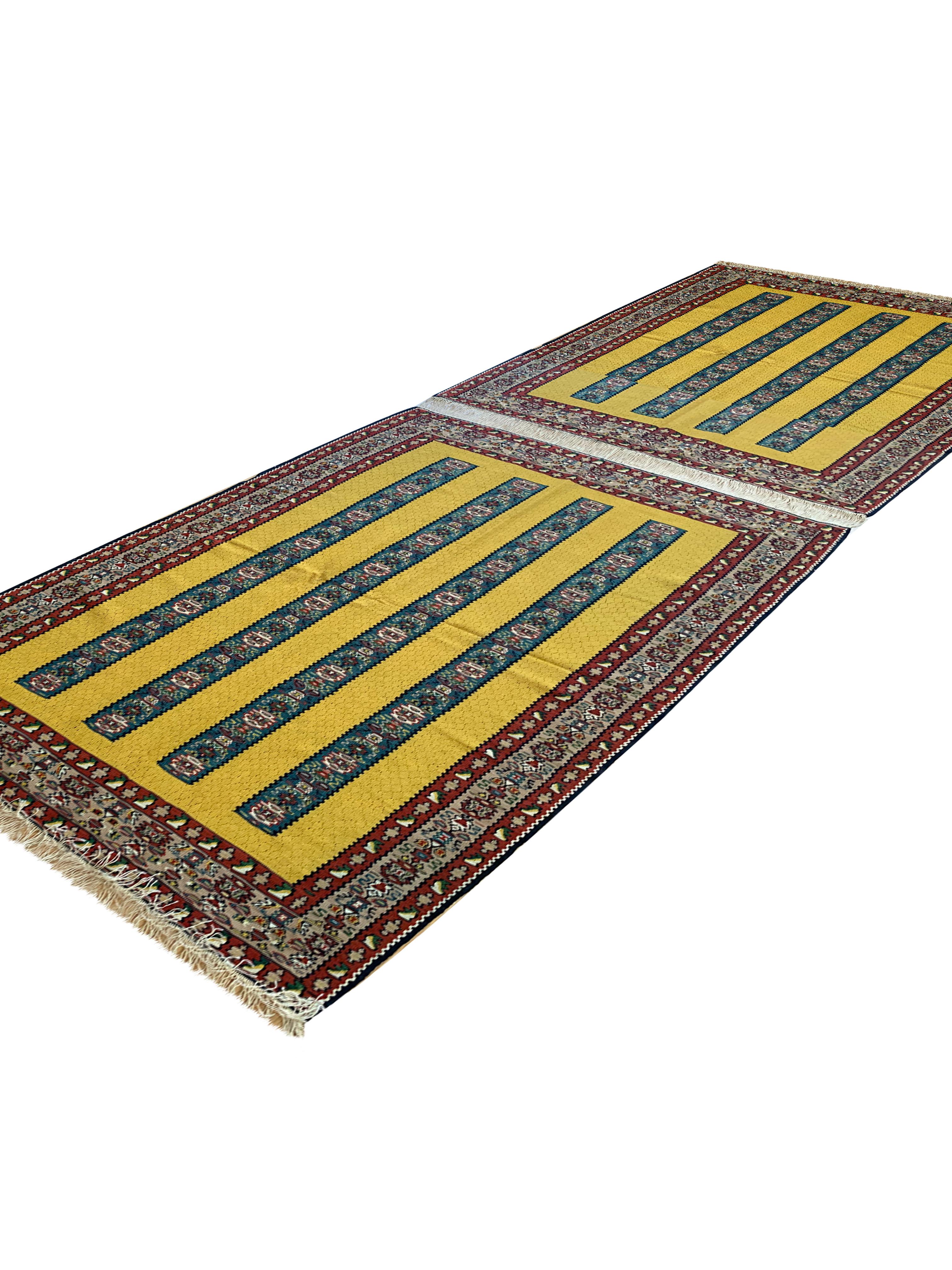 Pareja de Kilims Amarillos Tejidos a Mano Alfombras Kurdas de Tela Plana en venta 3