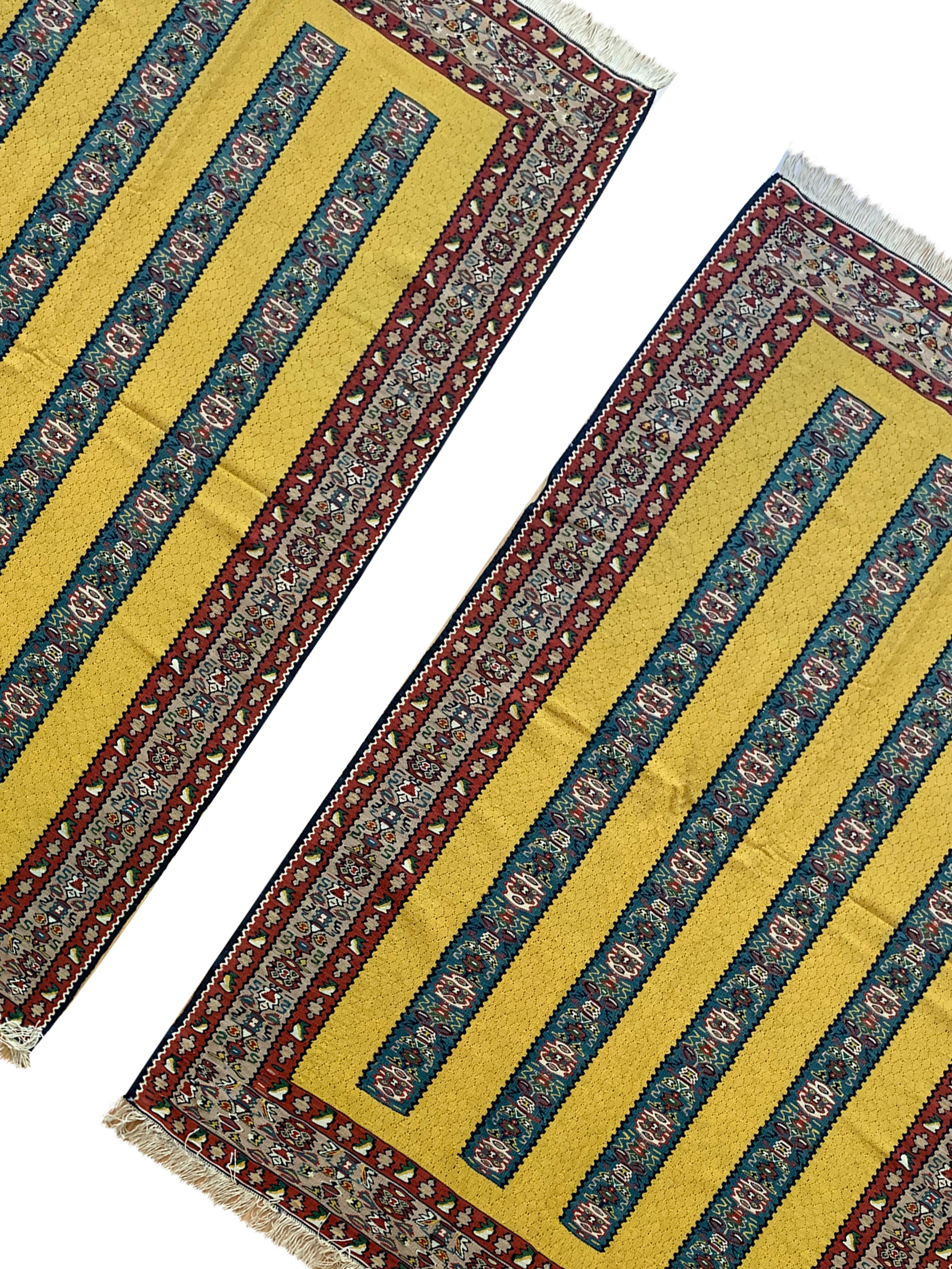 Pareja de Kilims Amarillos Tejidos a Mano Alfombras Kurdas de Tela Plana en venta 4