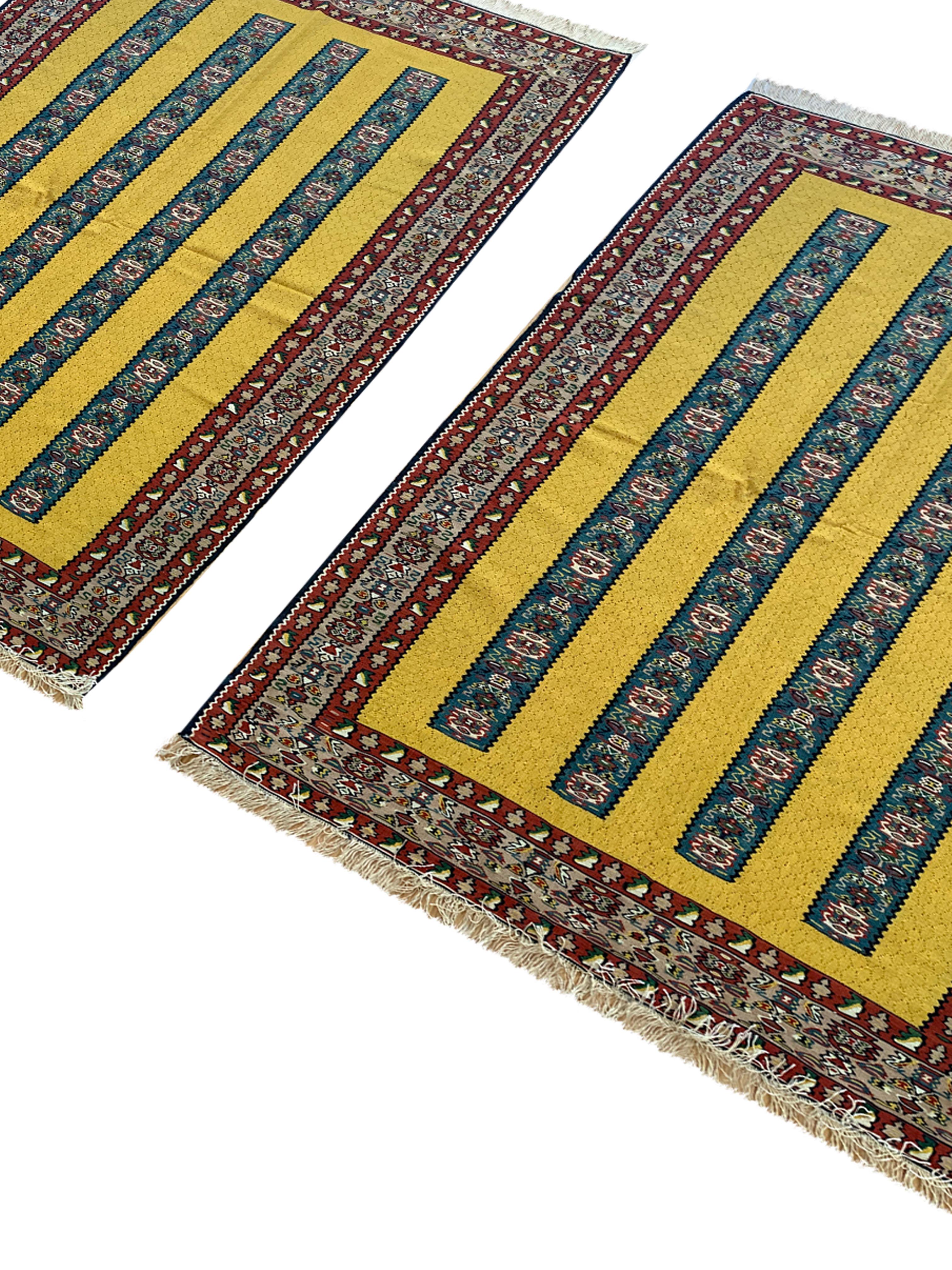 Pareja de Kilims Amarillos Tejidos a Mano Alfombras Kurdas de Tela Plana en venta 5