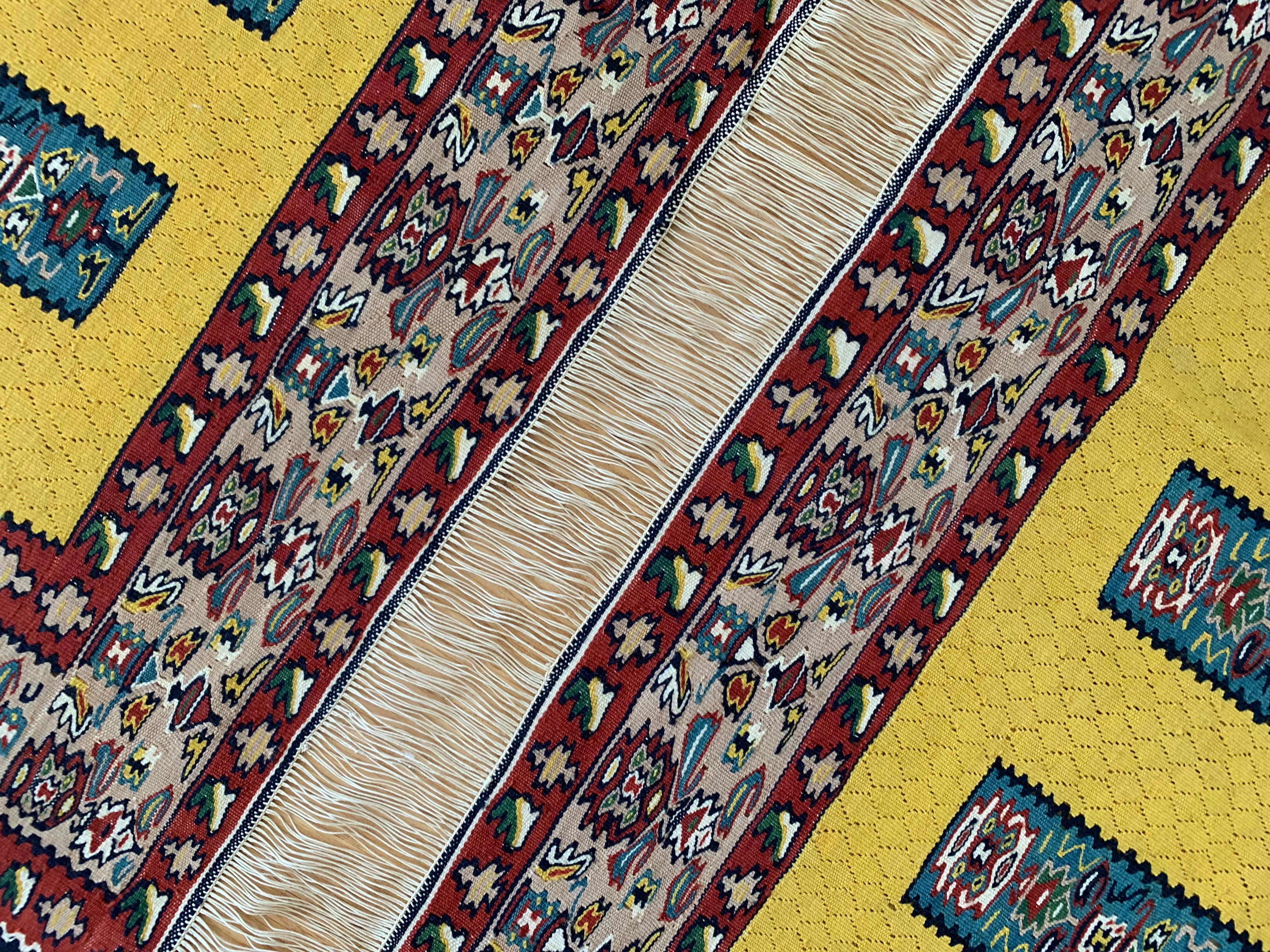 Pareja de Kilims Amarillos Tejidos a Mano Alfombras Kurdas de Tela Plana Iraquí en venta