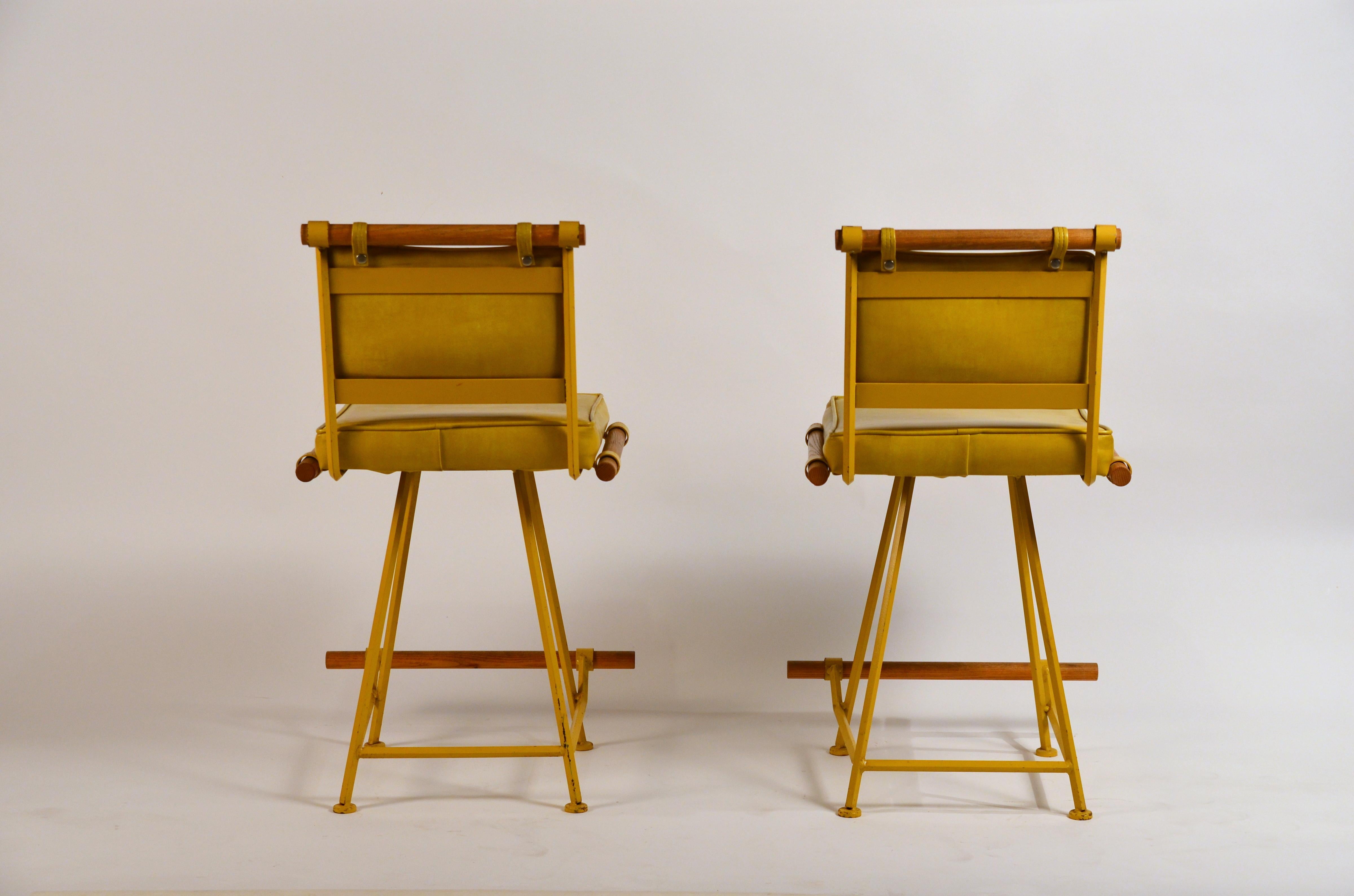 Superbe paire de tabourets de comptoir pivotants jaunes 'Los Feliz' par Design Frères. Siège, repose-pieds et dossier larges, pratiques et pivotants.