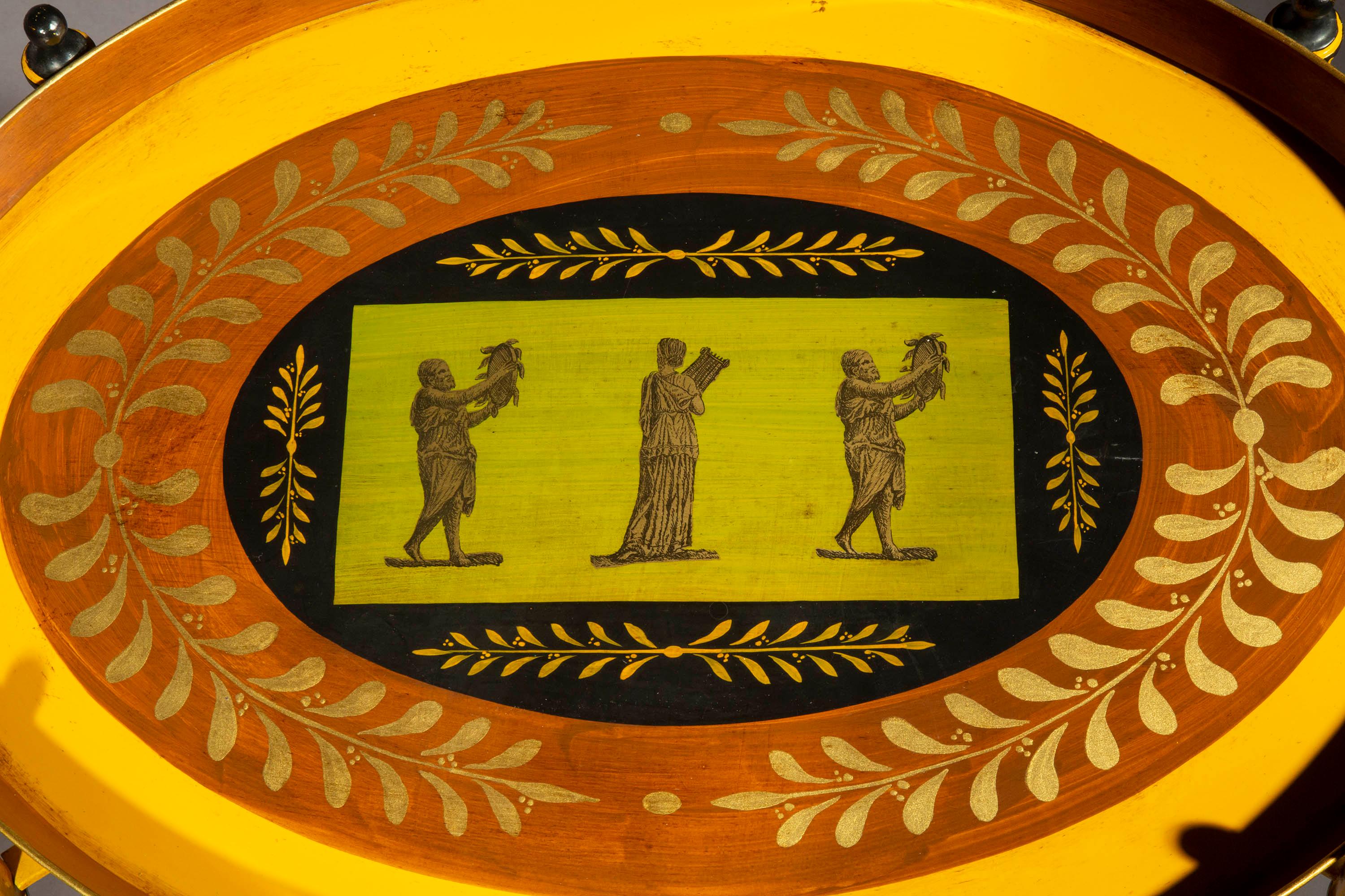 Une charmante paire de tables à plateau ou étagères en faïence de style néoclassique du milieu du siècle dernier, peintes en jaune avec des accents polychromes.

Italien, vers 1960.

Chacun est formé d'un plateau soutenu par un cadre pliant.