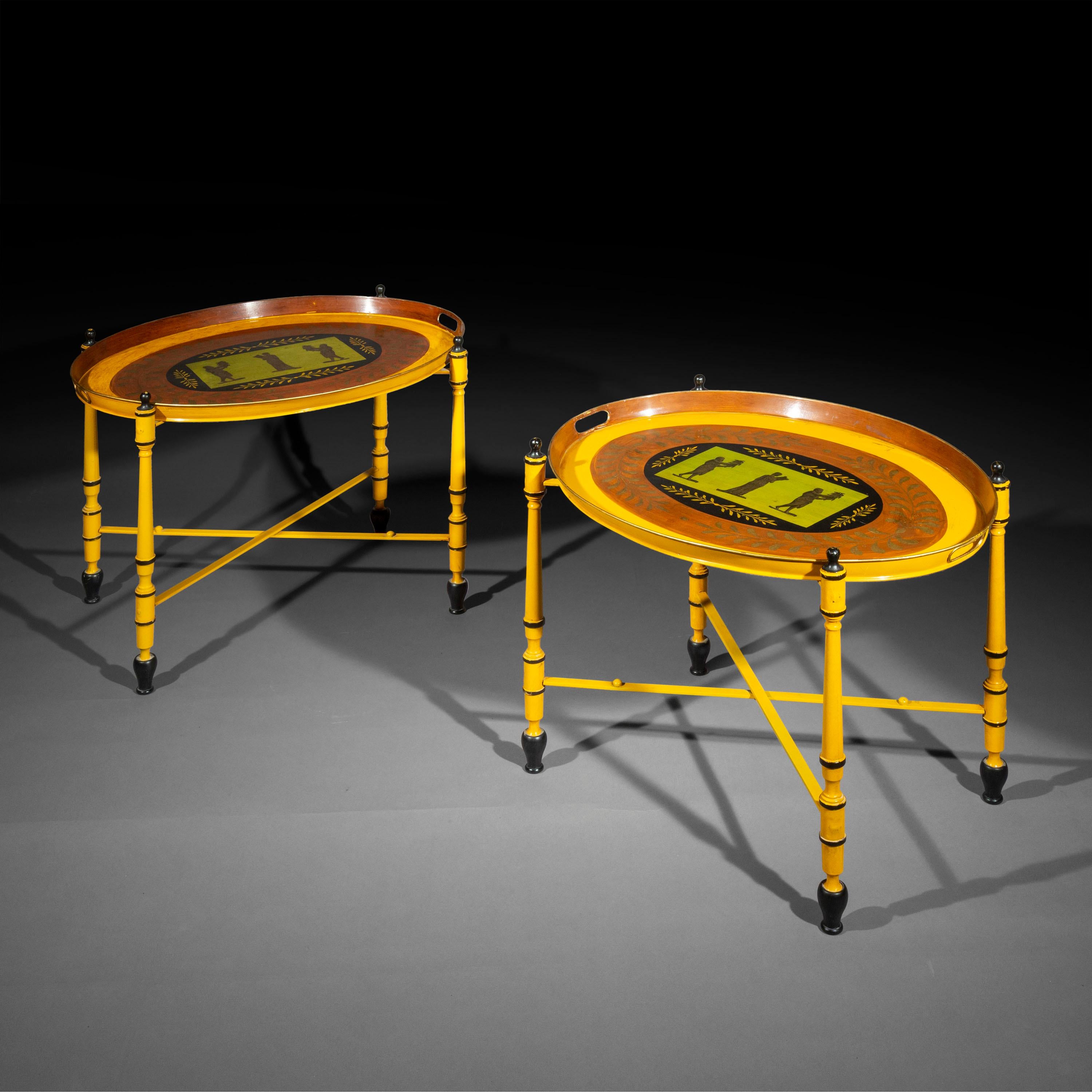 Peint Paire de tables à plateaux jaune mi-siècle avec figures classiques en vente