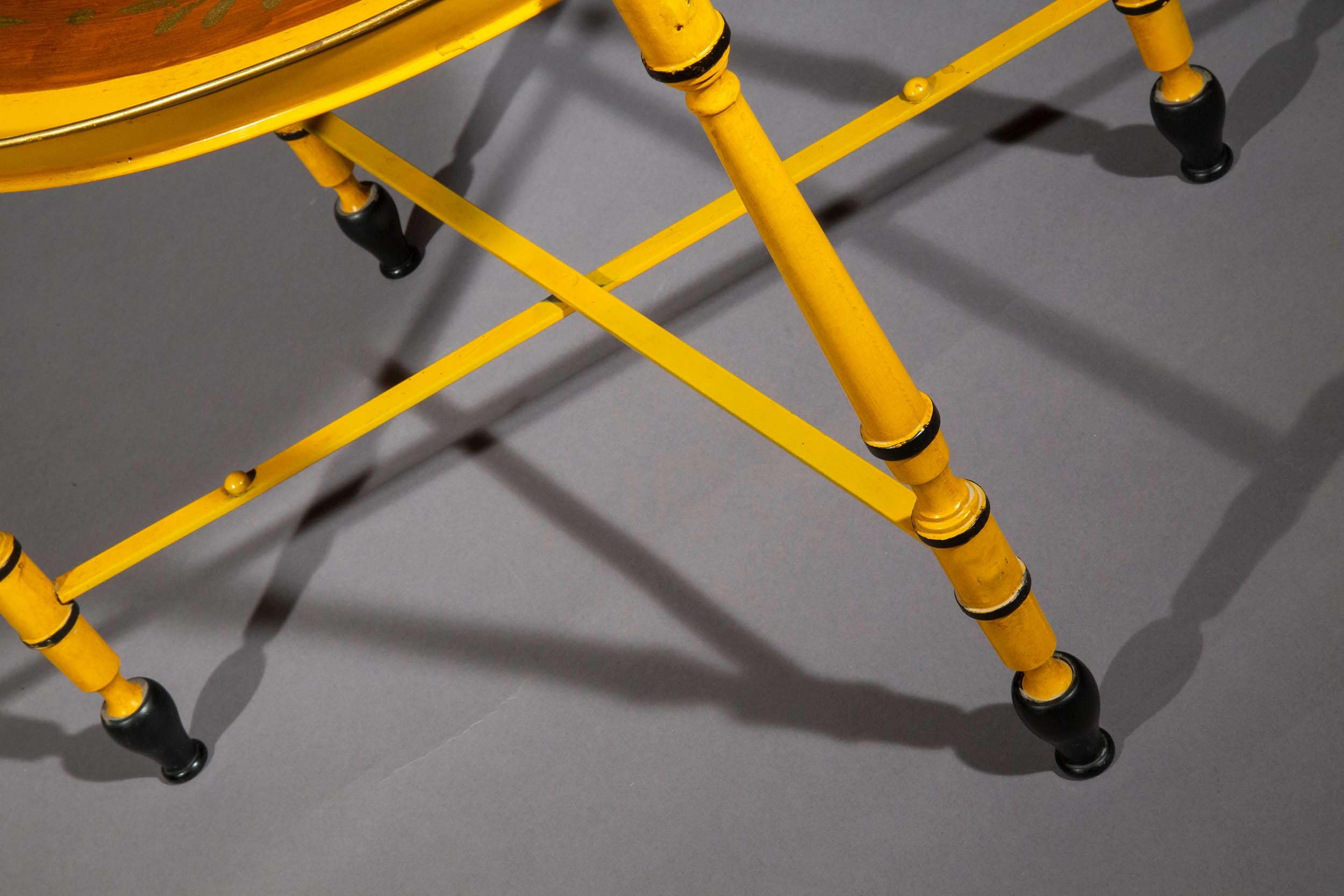 italien Paire de tables à plateaux jaune mi-siècle avec figures classiques en vente