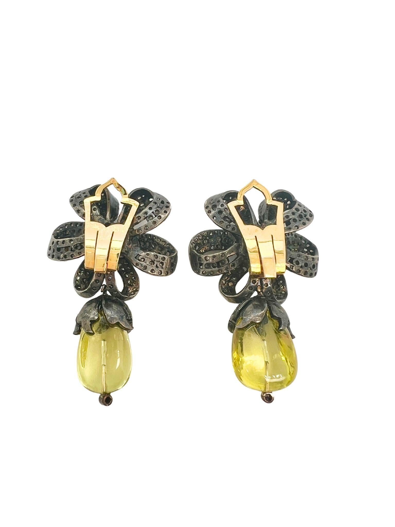 Par de Pendientes Colgante Flor de Cuarzo Amarillo, Plata y Diamantes

Detalles:
18 diamantes redondos ap. 0,60 ct., pequeños diamantes talla única, 2 cuentas de cuarzo amarillo tamborileado.
Longitud: 4.6 cm
Peso del par: 31,0 gramos

En excelente