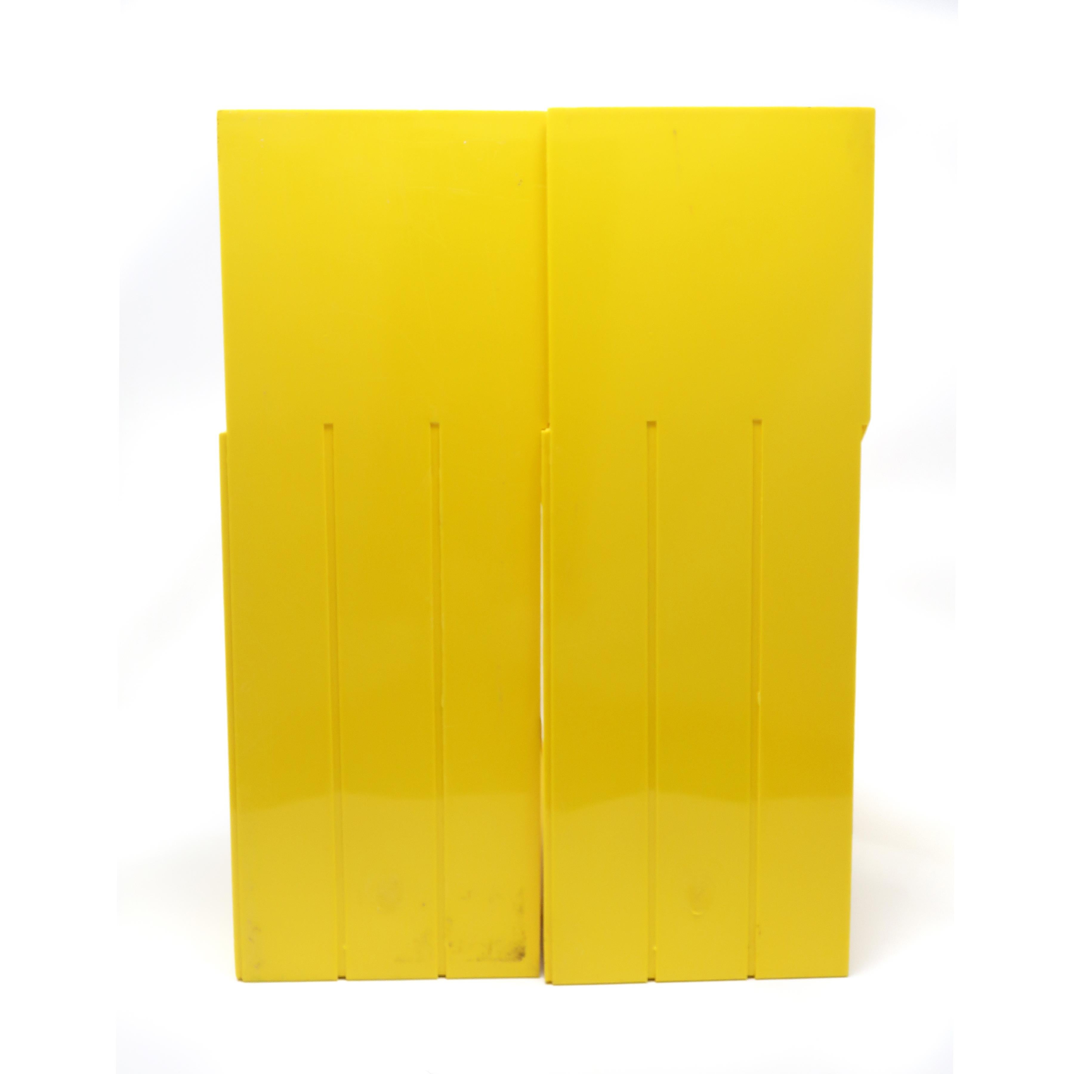 Pair of Yellow Record or Magazine Racks by Giotto Stoppino for Heller In Good Condition In Brooklyn, NY