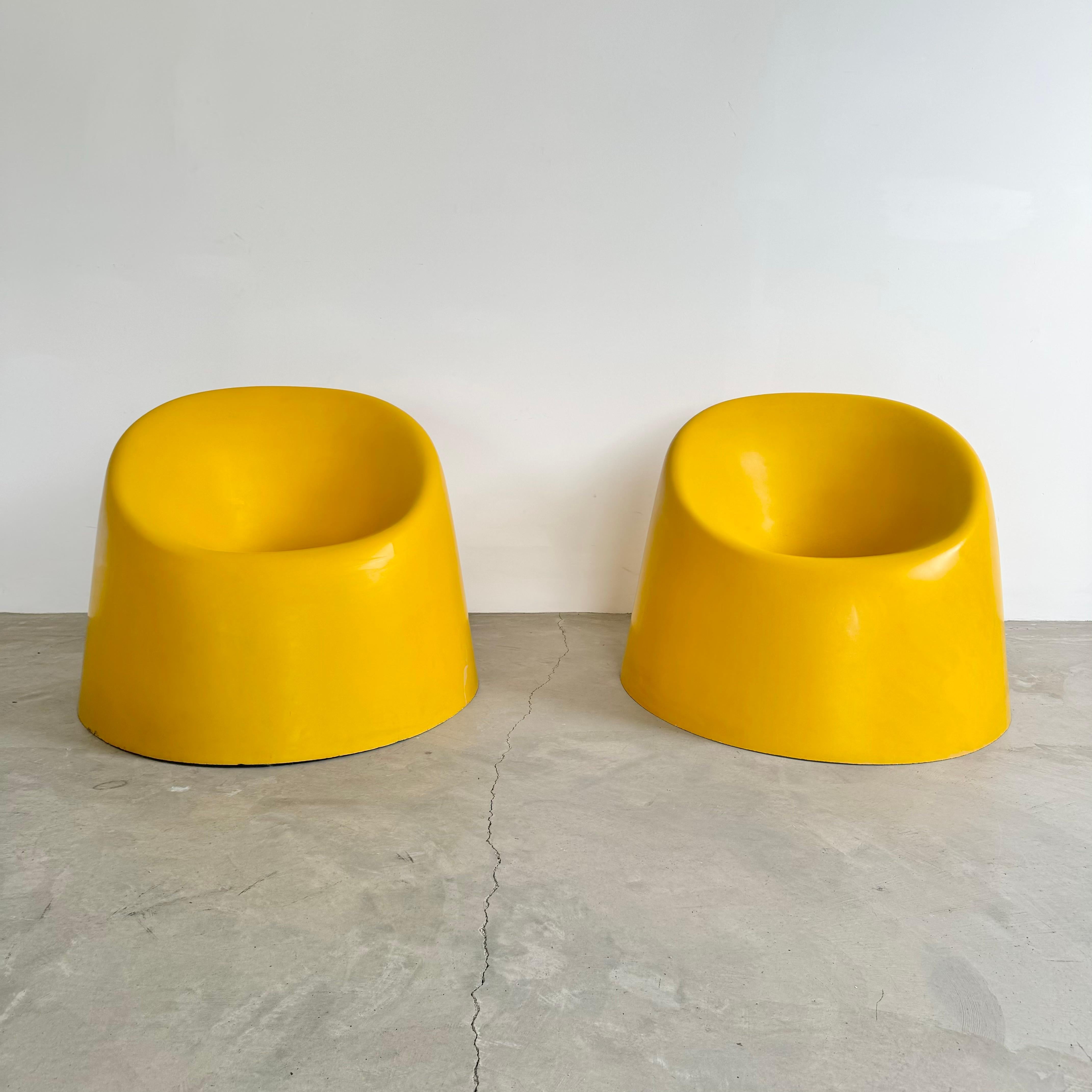 Benvenuto nell'era spaziale con questa coppia di sedili futuristici. Coates con una vivace vernice giallo canarino che spicca in qualsiasi ambiente. Aggiunge un bellissimo tocco di colore a un patio a bordo piscina o a uno spazio lounge interno.