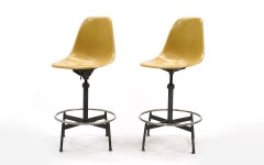 Paire de tabourets de bar pivotants jaunes/tabourets de fabrication par Charles et Ray Eames