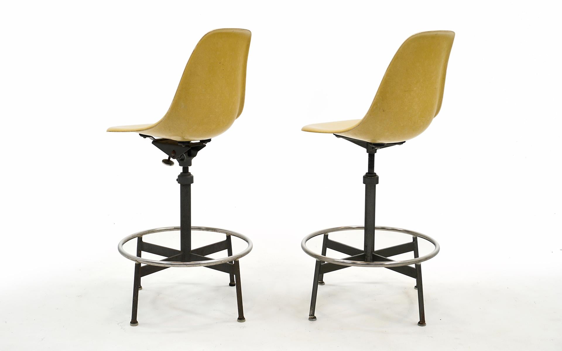 Américain Paire de tabourets de bar pivotants jaunes/tabourets de fabrication par Charles et Ray Eames en vente