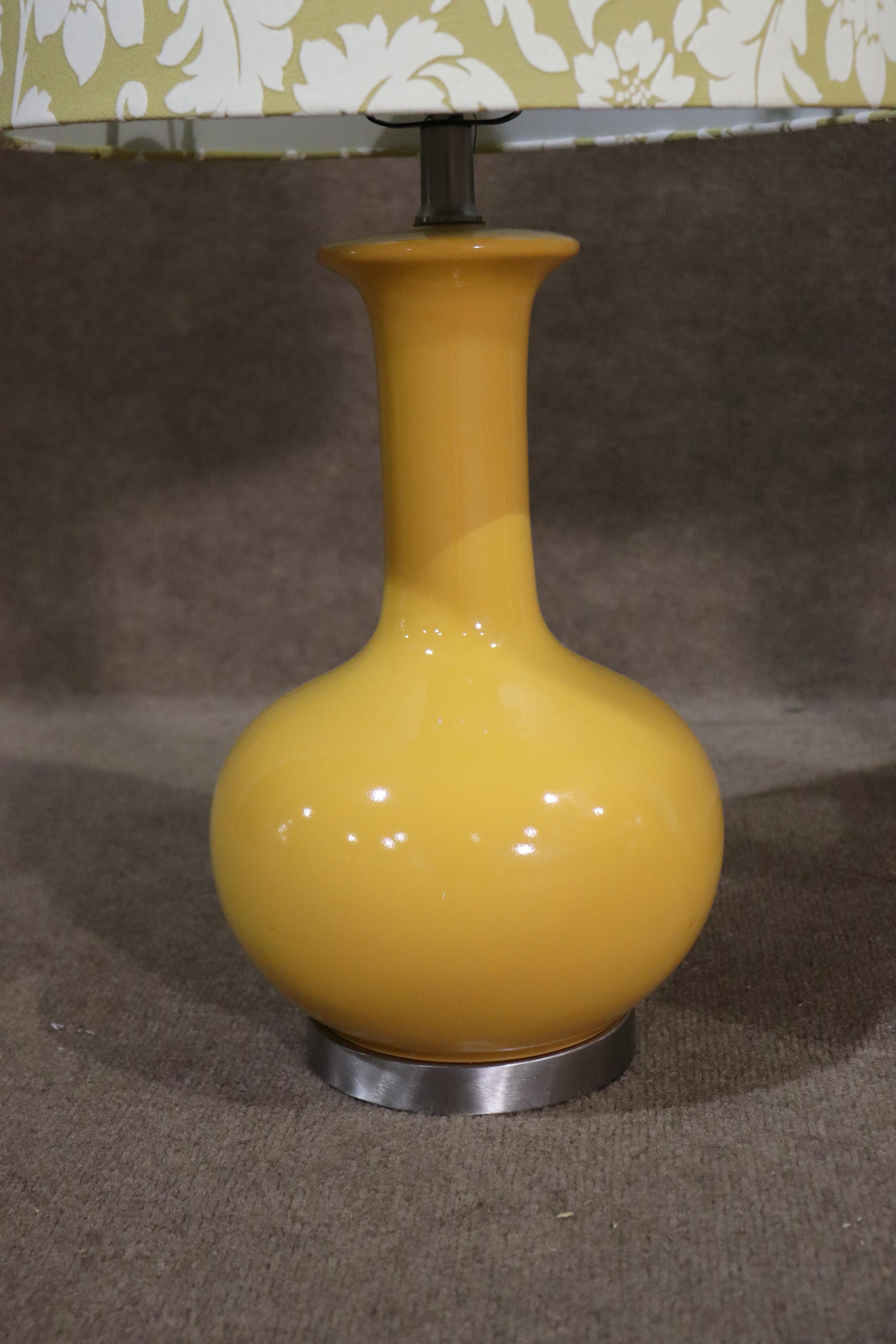 Mid-Century Modern Paire de lampes de table jaunes en vente