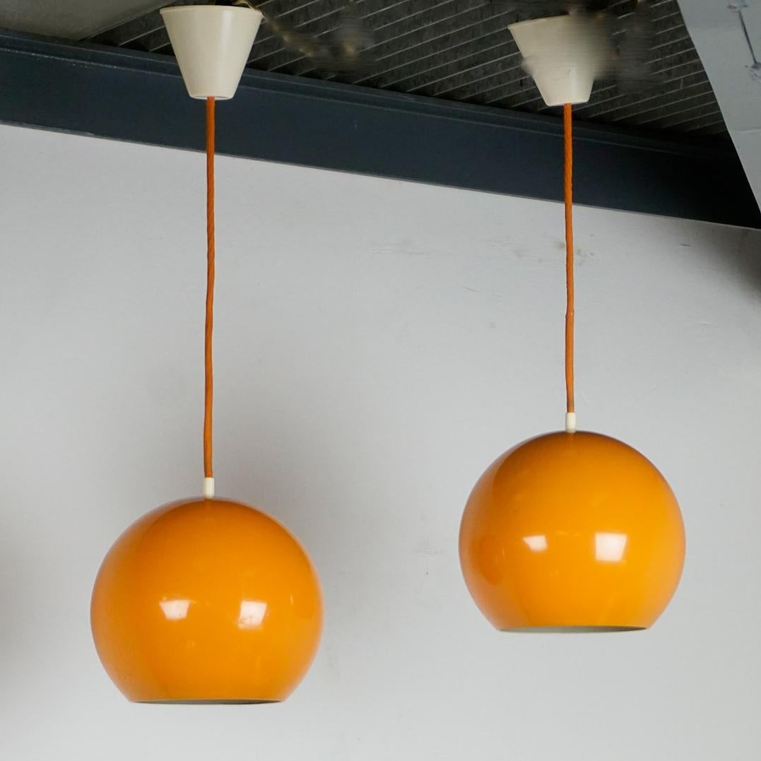 Ein Paar gelb emaillierte Topan VP6 Disco Ball Pendelleuchten, entworfen von Verner Panton für Louis Poulsen. Sie sind in sehr gutem Originalzustand und voll funktionsfähig.

Pantons ikonische TOPAN-Hängeleuchte, die er für Louis Poulsen entworfen