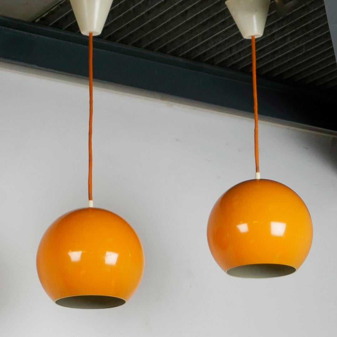 Paar gelbe Topan-Pendelleuchten VP6 von Verner Panton, Dänemark (Skandinavische Moderne) im Angebot