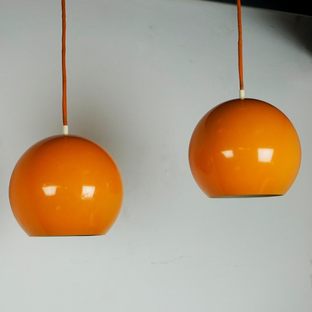 Paar gelbe Topan-Pendelleuchten VP6 von Verner Panton, Dänemark (Emailliert) im Angebot