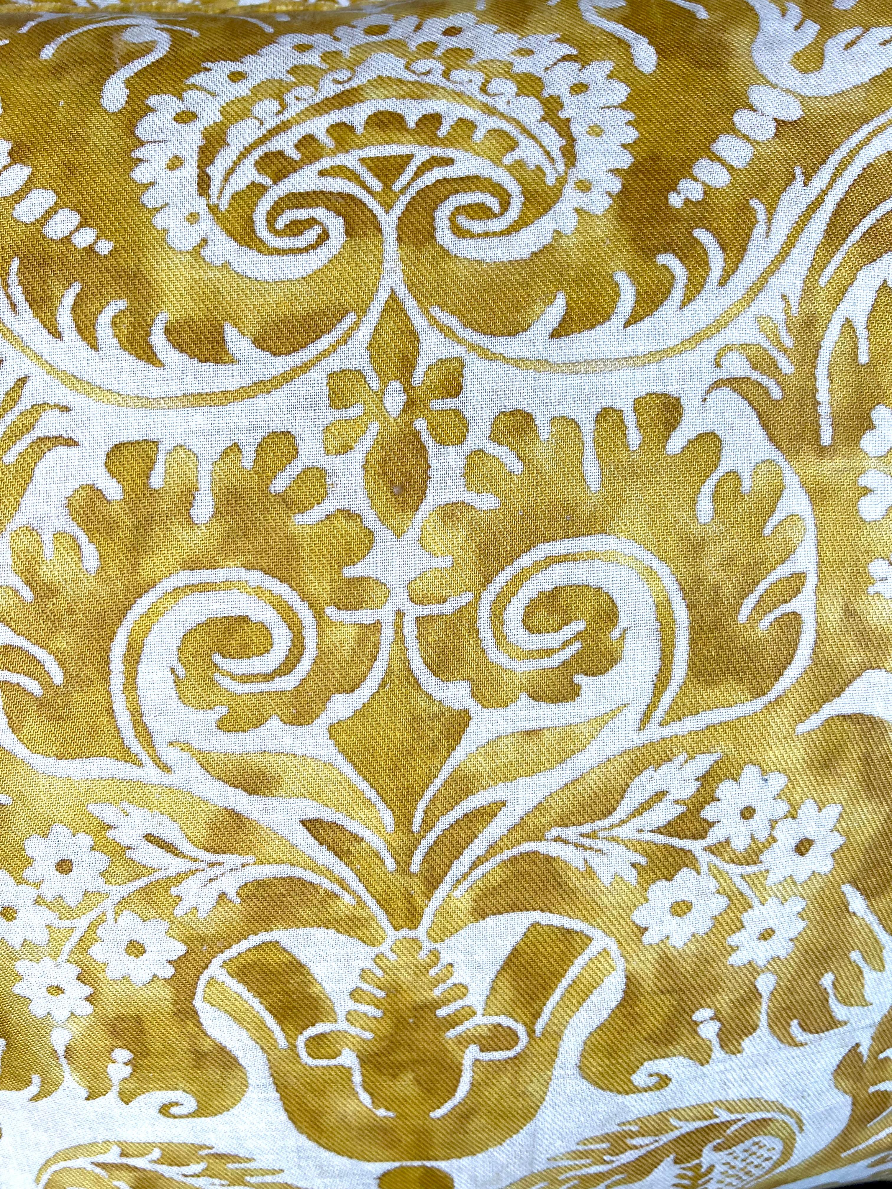Baroque Paire de coussins jaunes et blancs à motif De Medici de Fortuny en vente