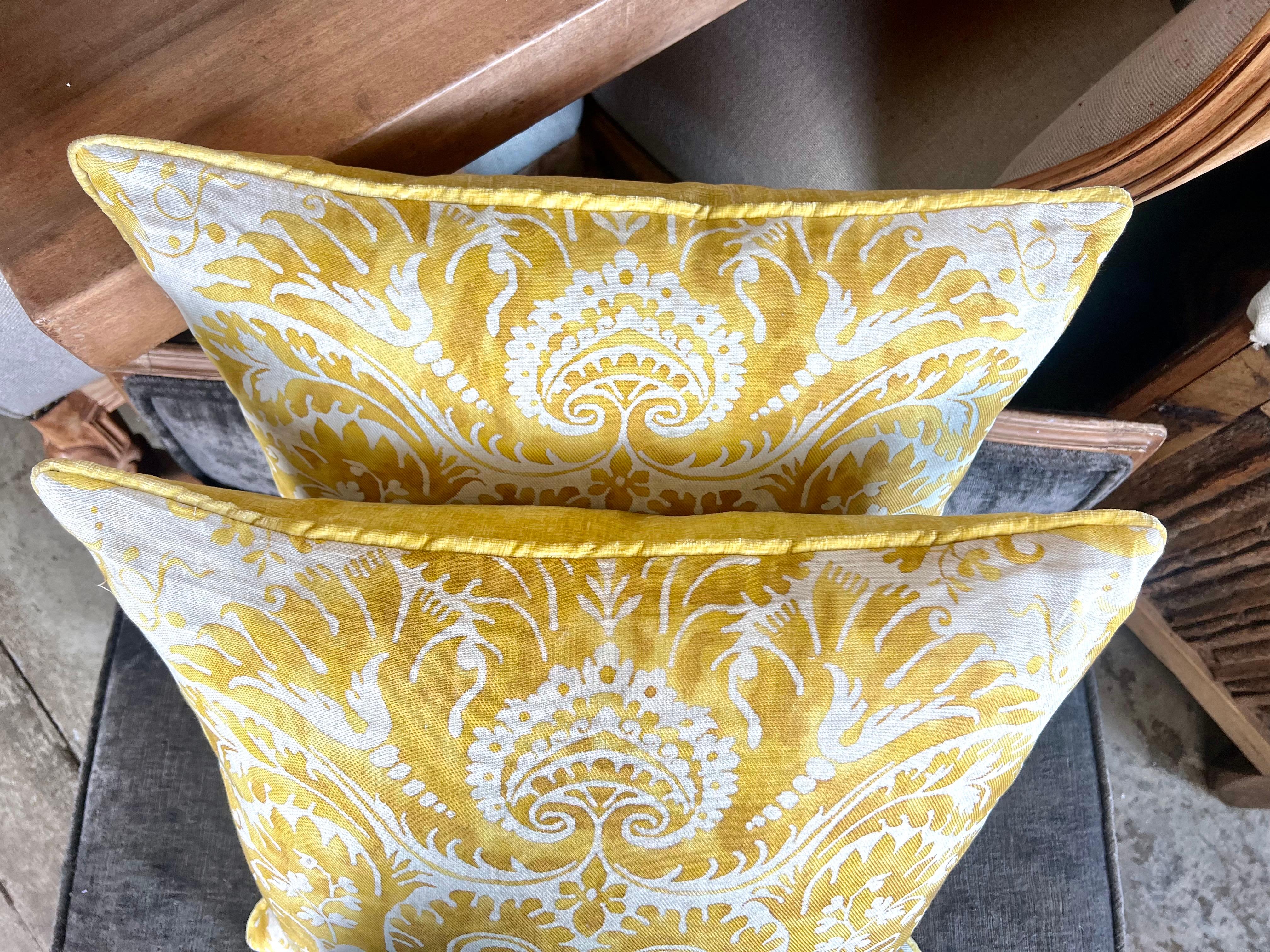 Italian Pair of Yellow & White De Medici Patterned Fortuny Pillows For Sale