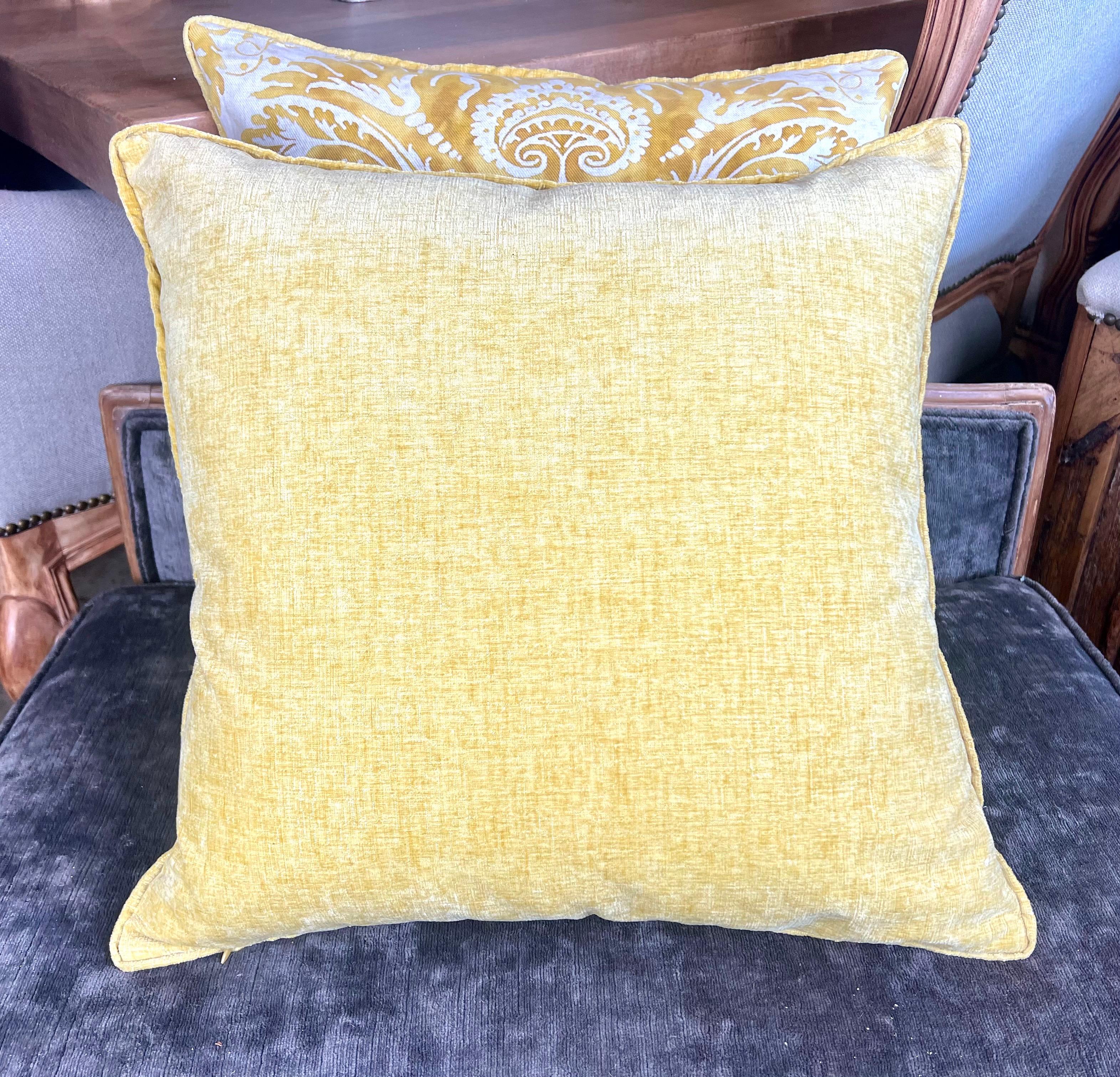 Pair of Yellow & White De Medici Patterned Fortuny Pillows In Excellent Condition For Sale In Los Angeles, CA