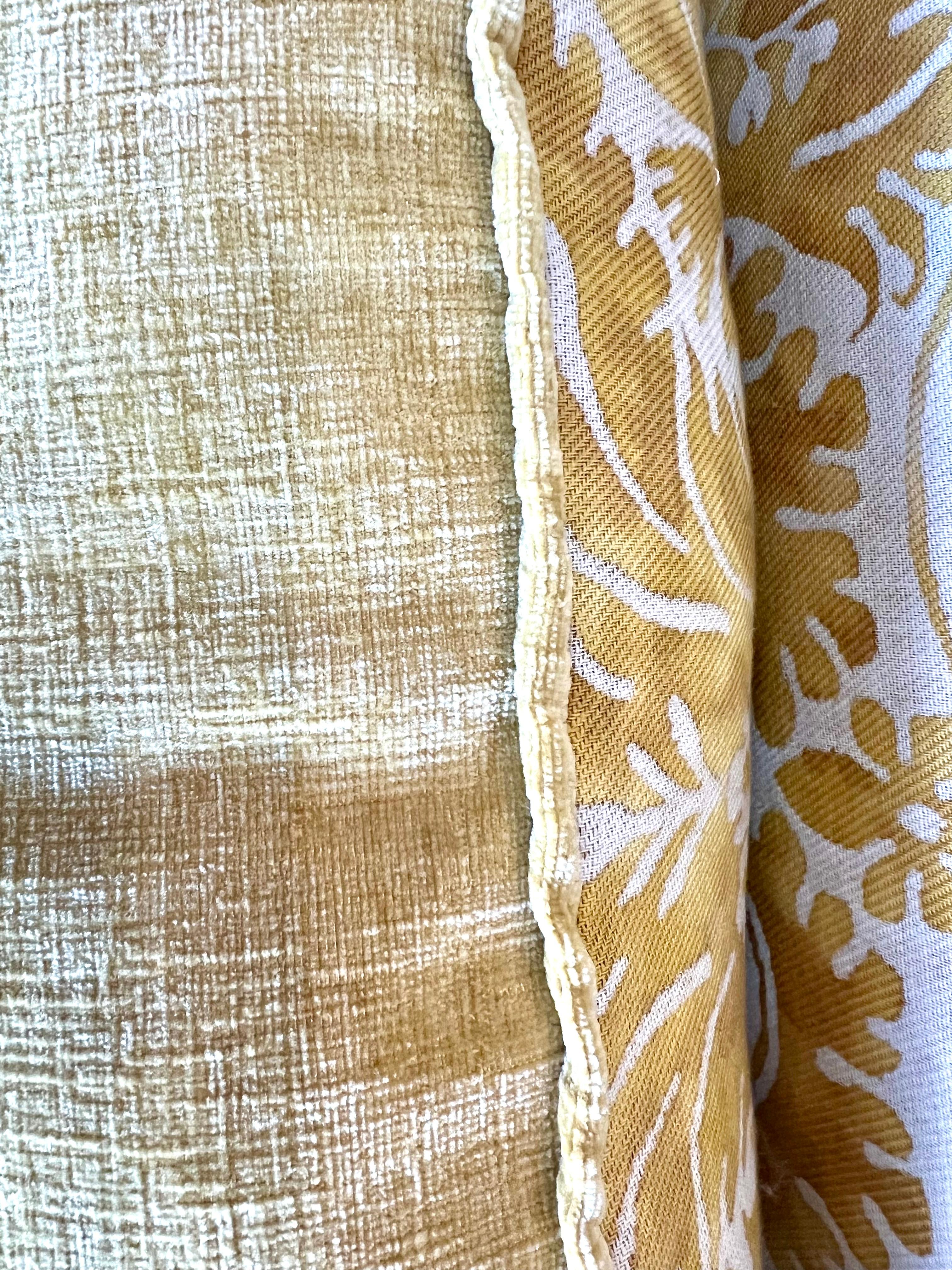 20th Century Pair of Yellow & White De Medici Patterned Fortuny Pillows For Sale
