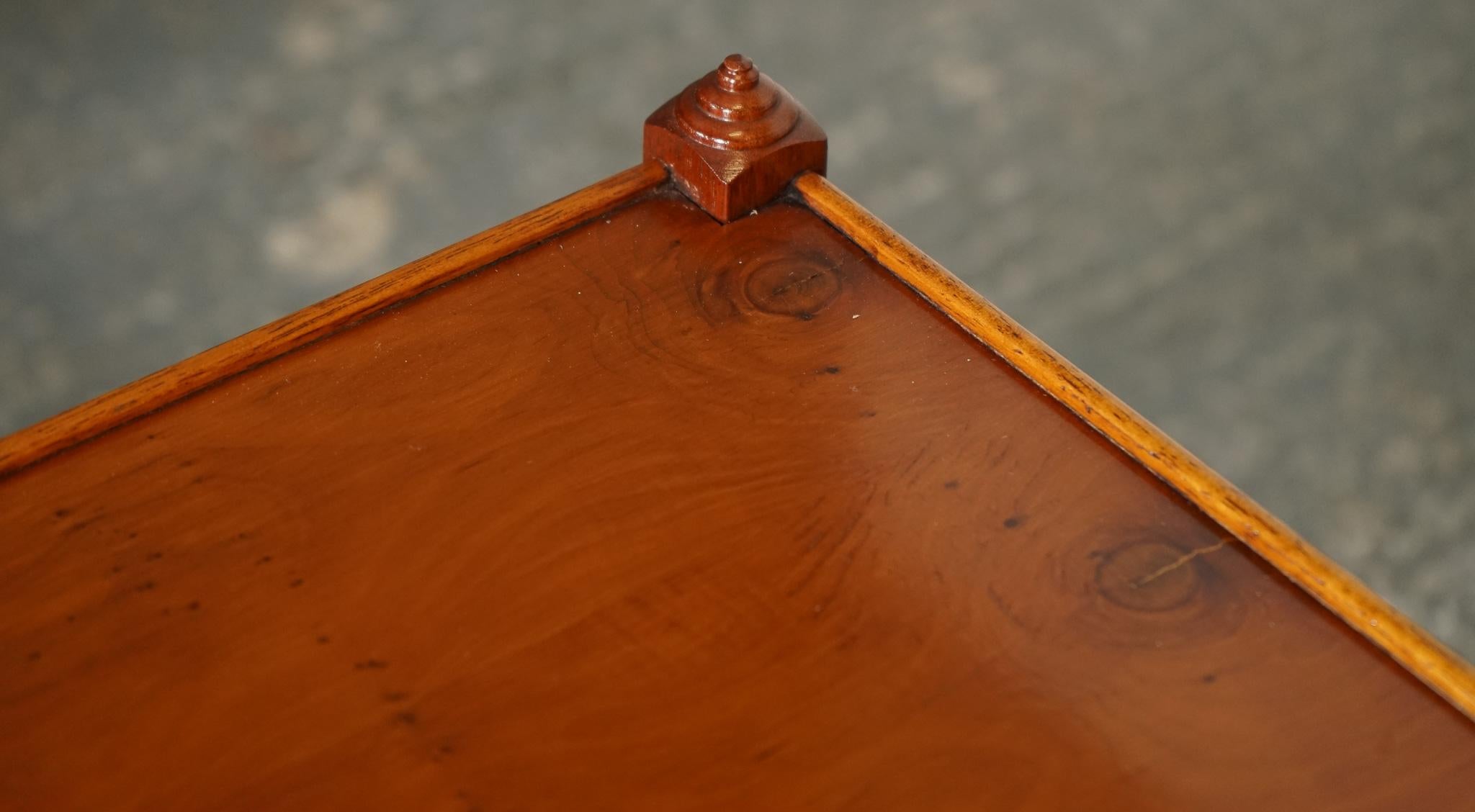Paire de tables de chevet à deux niveaux en Wood Wood de style géorgien SiDE END WINE LAMP TABLES en vente 3