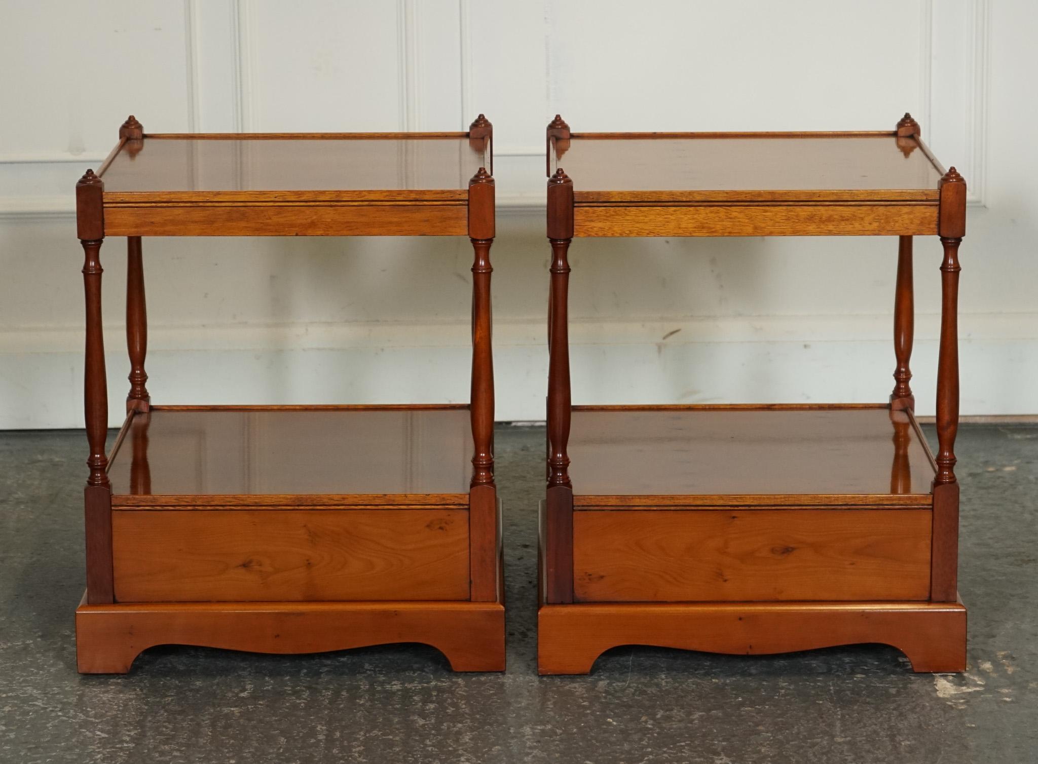 Paire de tables de chevet à deux niveaux en Wood Wood de style géorgien SiDE END WINE LAMP TABLES en vente 4