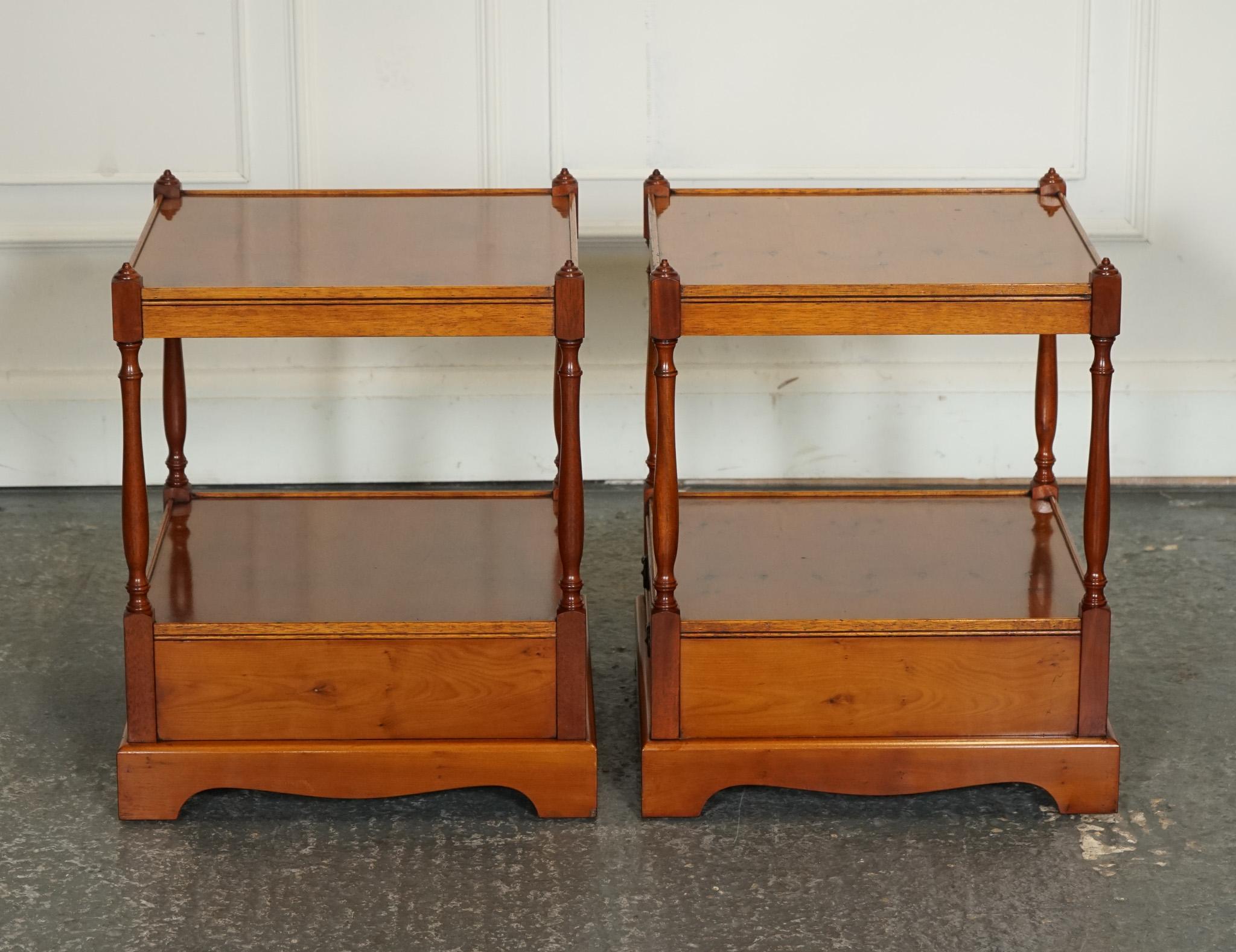 Paire de tables de chevet à deux niveaux en Wood Wood de style géorgien SiDE END WINE LAMP TABLES en vente 5