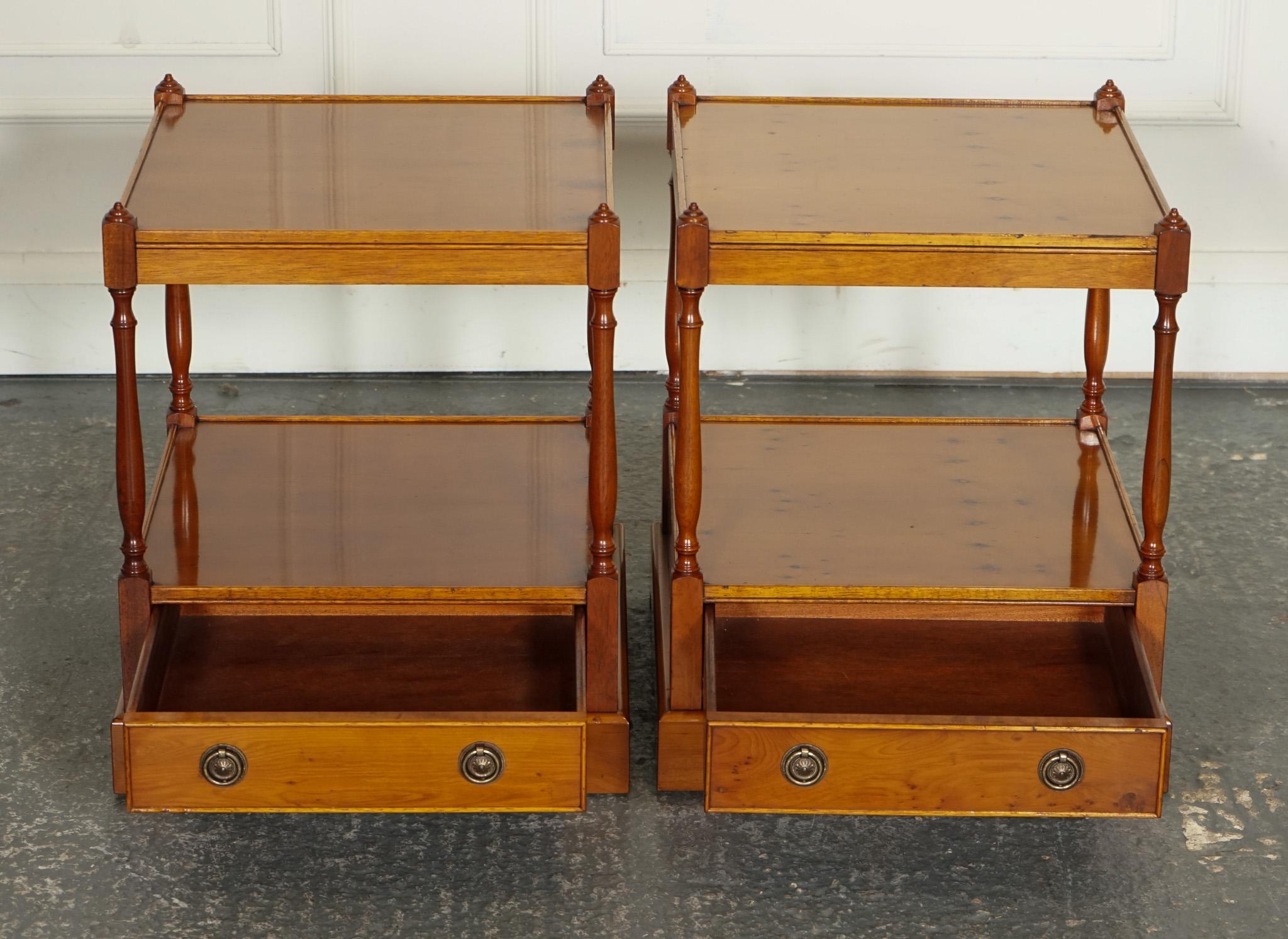 
Nous sommes ravis d'offrir à la vente cette paire de tables de nuit à un tiroir en bois d'if.

Veuillez examiner attentivement les photos pour vous rendre compte de leur état avant d'acheter, car elles font partie de la description. Si vous avez