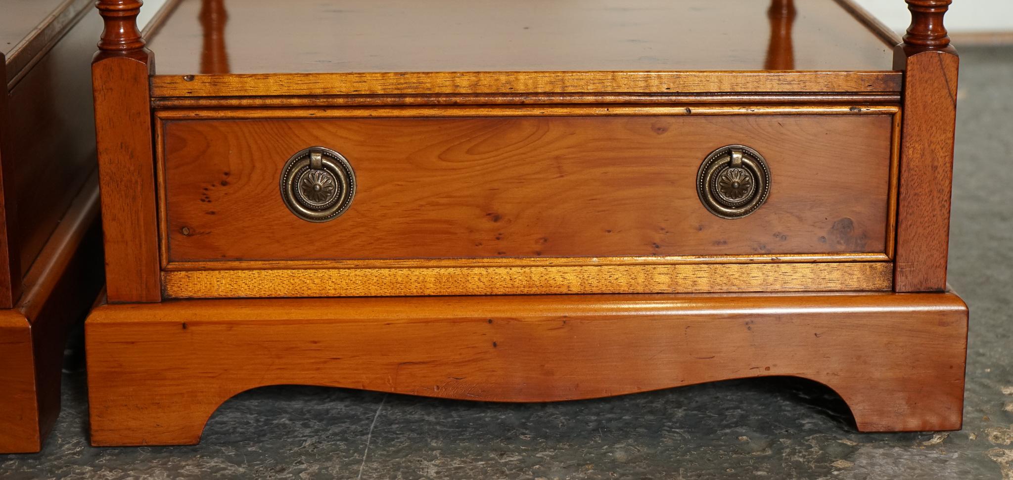 Fait main Paire de tables de chevet à deux niveaux en Wood Wood de style géorgien SiDE END WINE LAMP TABLES en vente