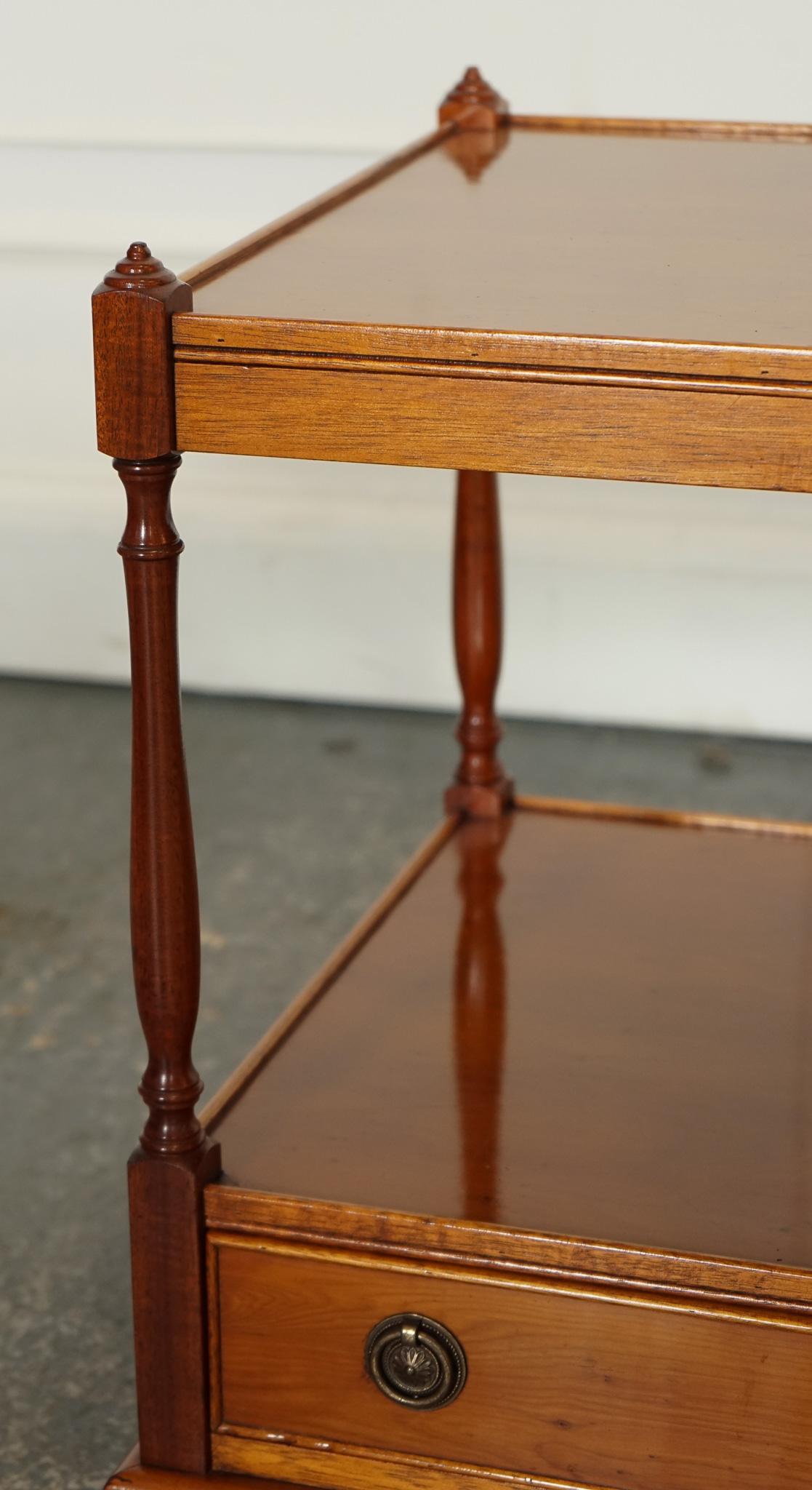 Paire de tables de chevet à deux niveaux en Wood Wood de style géorgien SiDE END WINE LAMP TABLES Bon état - En vente à Pulborough, GB