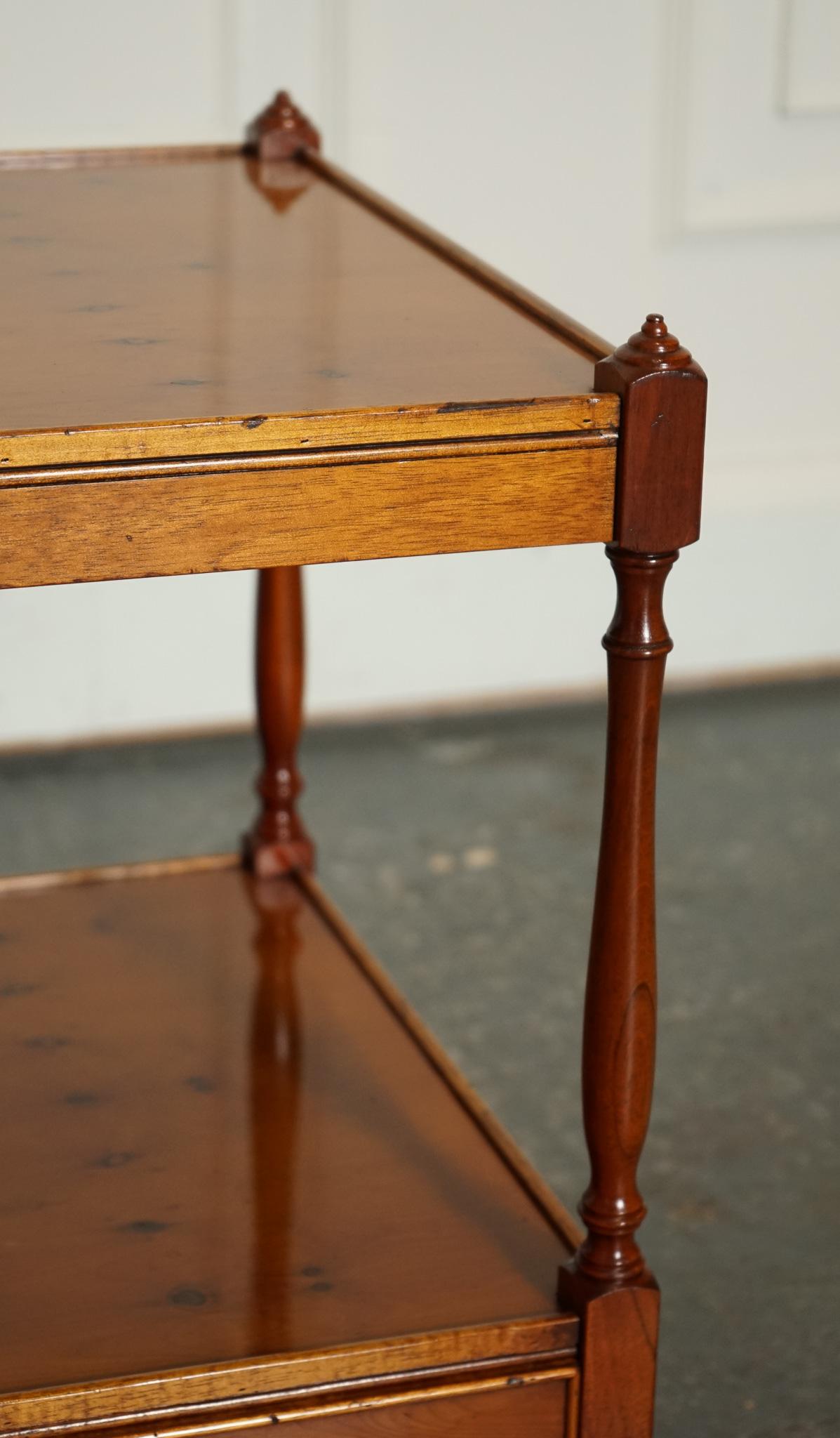 20ième siècle Paire de tables de chevet à deux niveaux en Wood Wood de style géorgien SiDE END WINE LAMP TABLES en vente