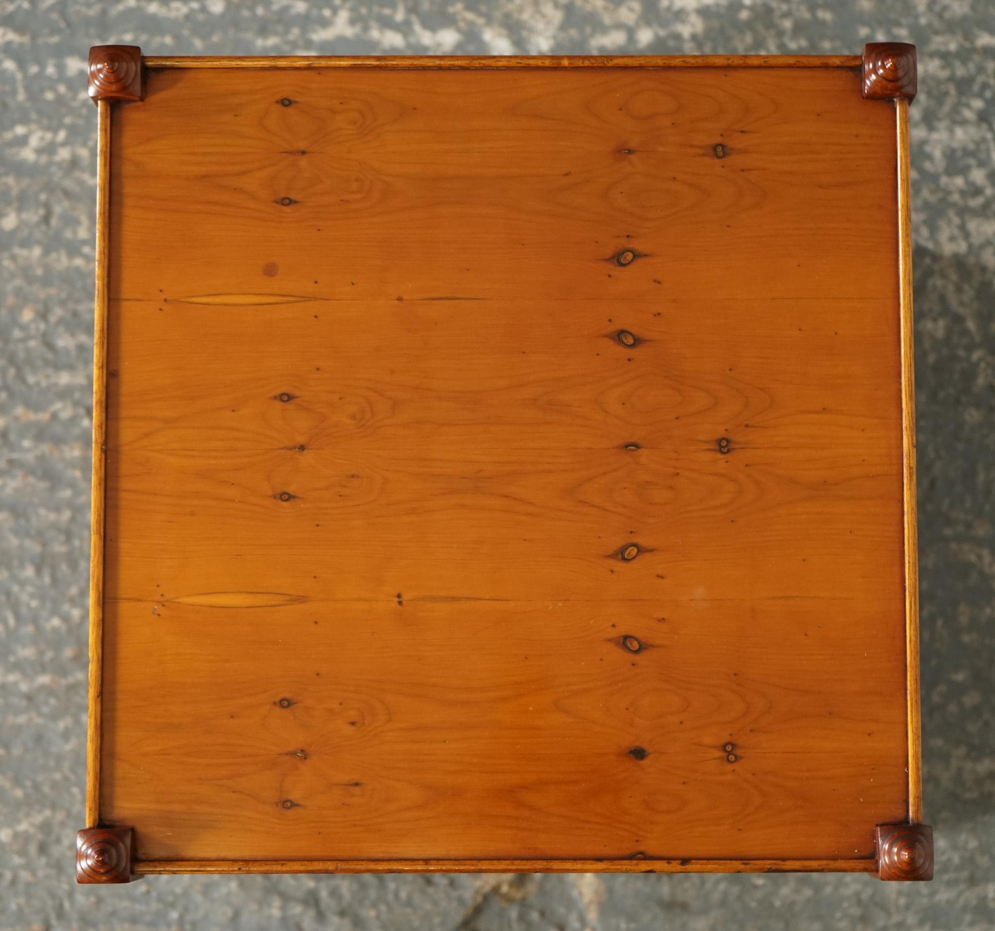 If Paire de tables de chevet à deux niveaux en Wood Wood de style géorgien SiDE END WINE LAMP TABLES en vente