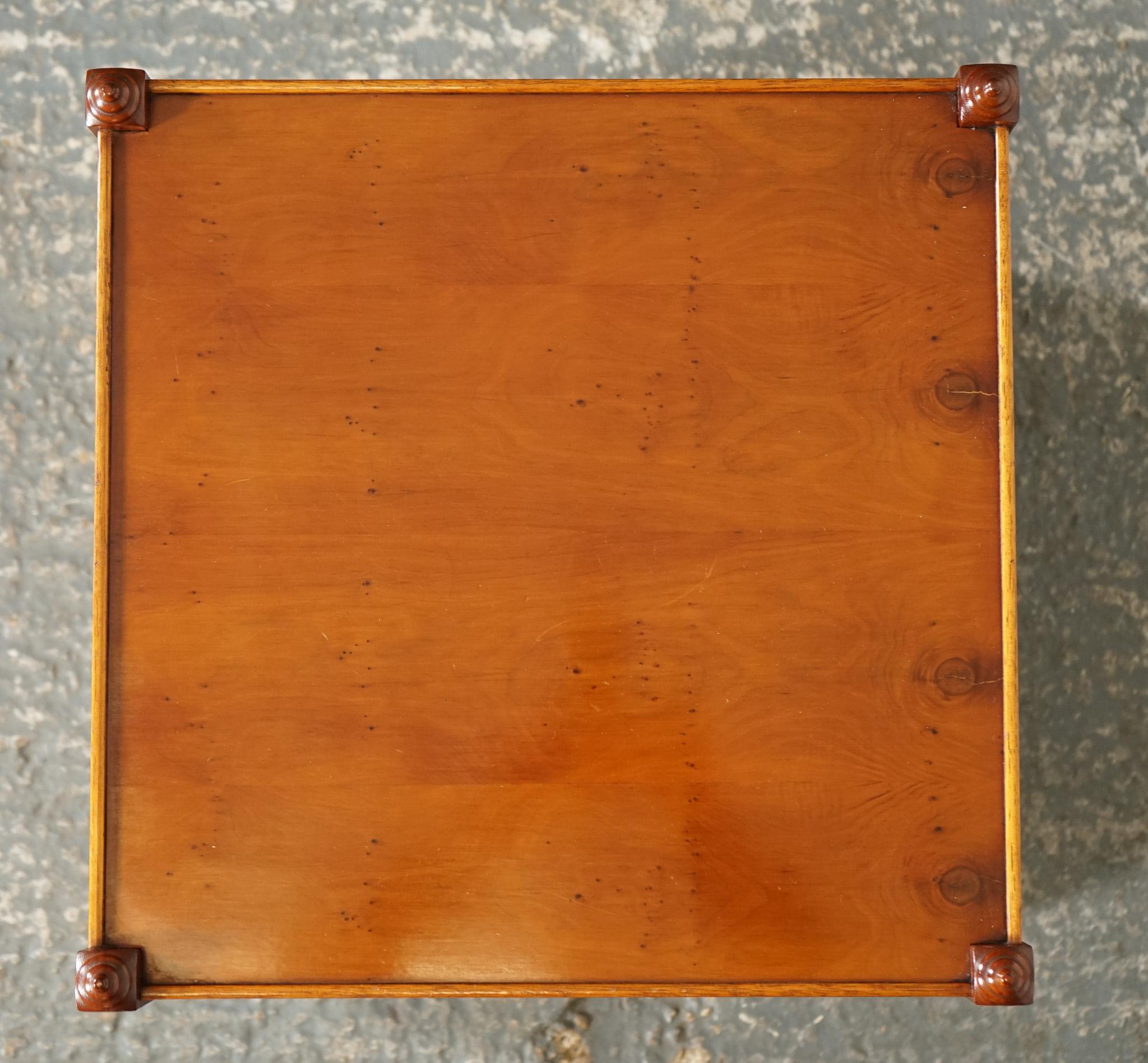 Paire de tables de chevet à deux niveaux en Wood Wood de style géorgien SiDE END WINE LAMP TABLES en vente 2