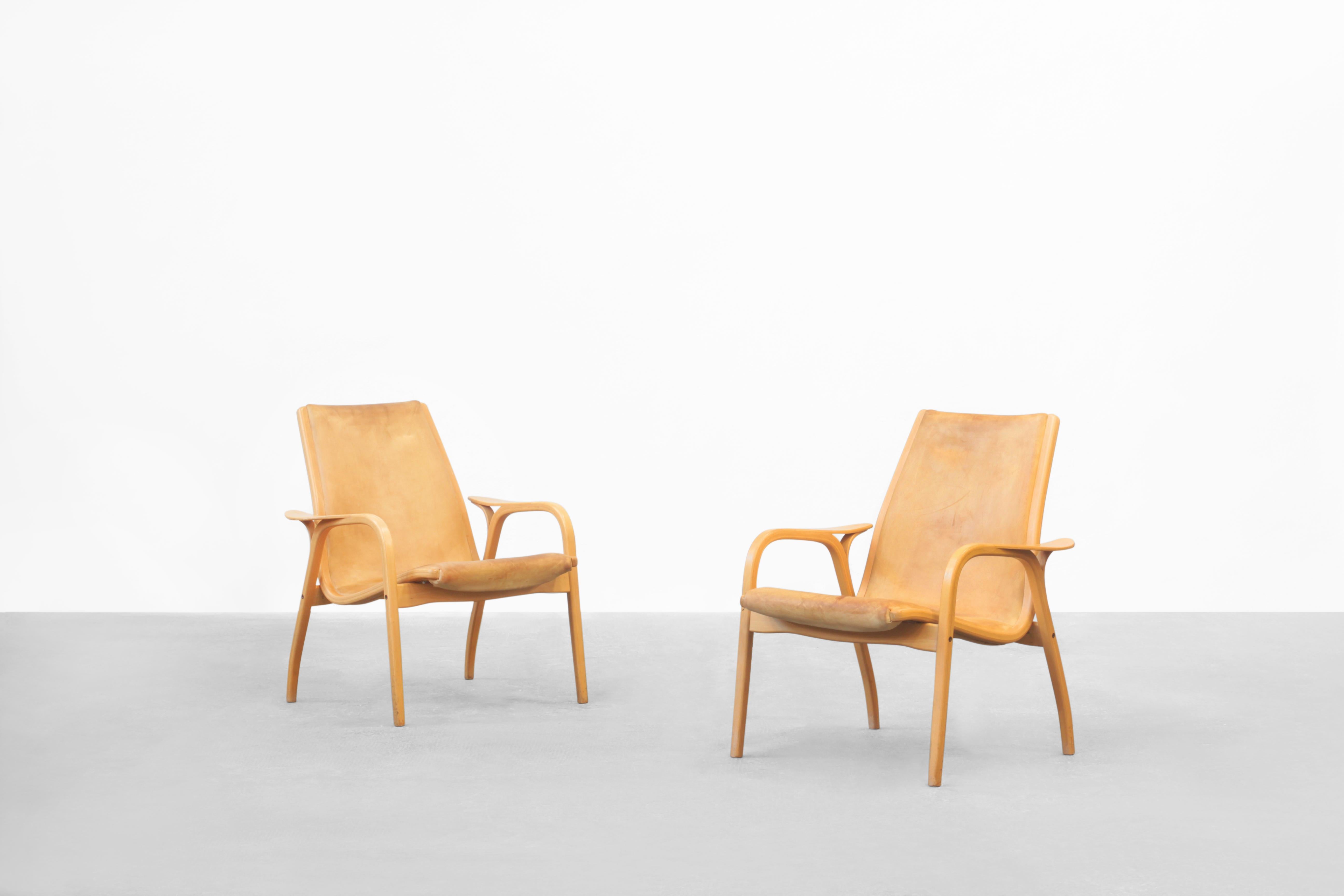 Beautiful pair of lounge chairs, designed by Yngve Ekstrøm and produced by Swedese in the 1950ies.
Both chairs are in great original condition with patinated leather and traces of usage. The chairs come with a beechwood frame and cognac brown