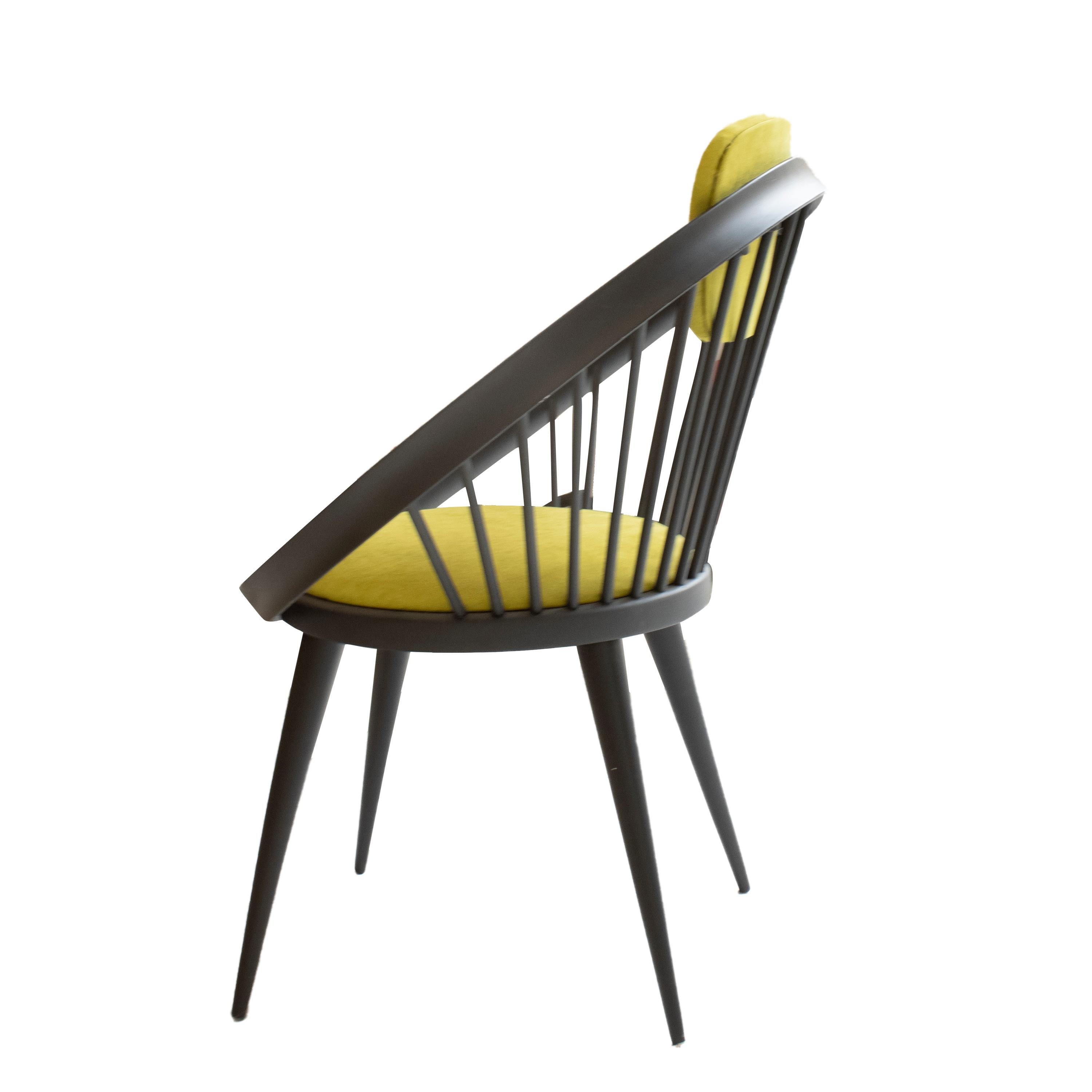 Paire de deux fauteuils conçus dans les années 1960 par le designer suédois Yngve Ekström et fabriqués par sa propre marque Swedese. Le fauteuil est en bois massif laqué noir avec l'assise et le dossier rembourrés en tissu de coton vert.