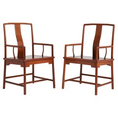 Pareja de sillones con respaldo yugo de estilo Ming