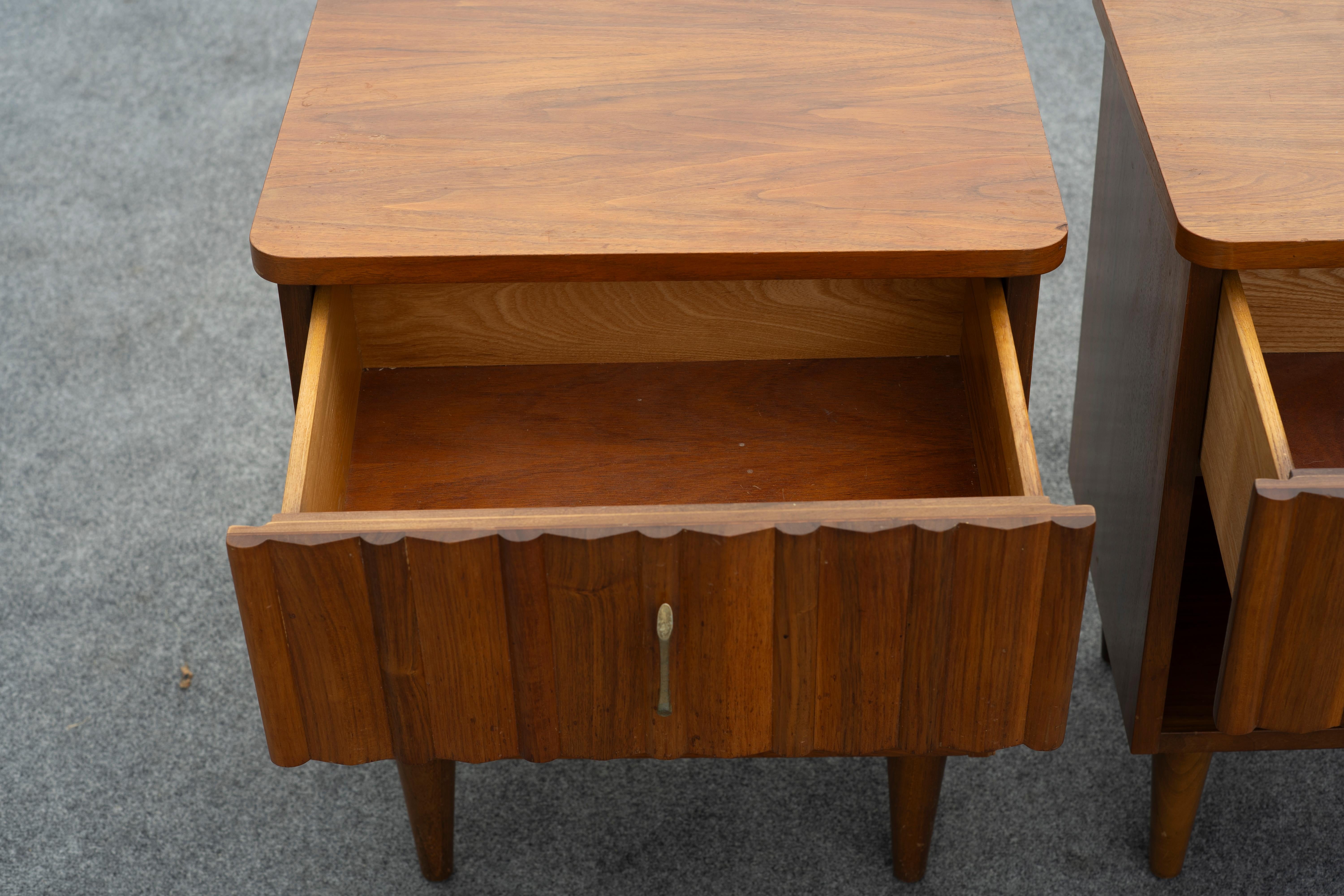 Pair of Young Manufacturing Walnut & Brass Nightstands or End Tables MCM For Sale 4