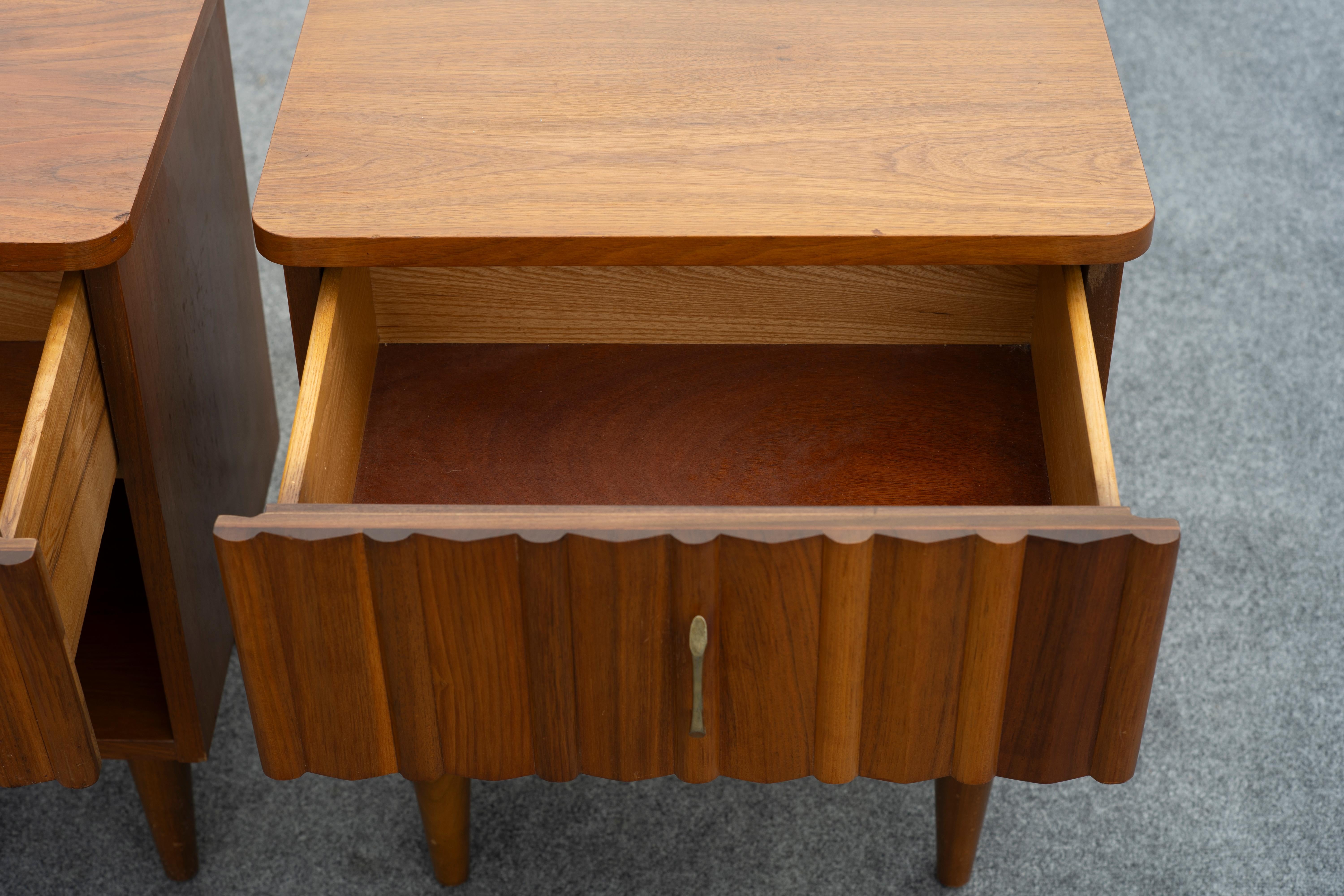 Pair of Young Manufacturing Walnut & Brass Nightstands or End Tables MCM For Sale 5