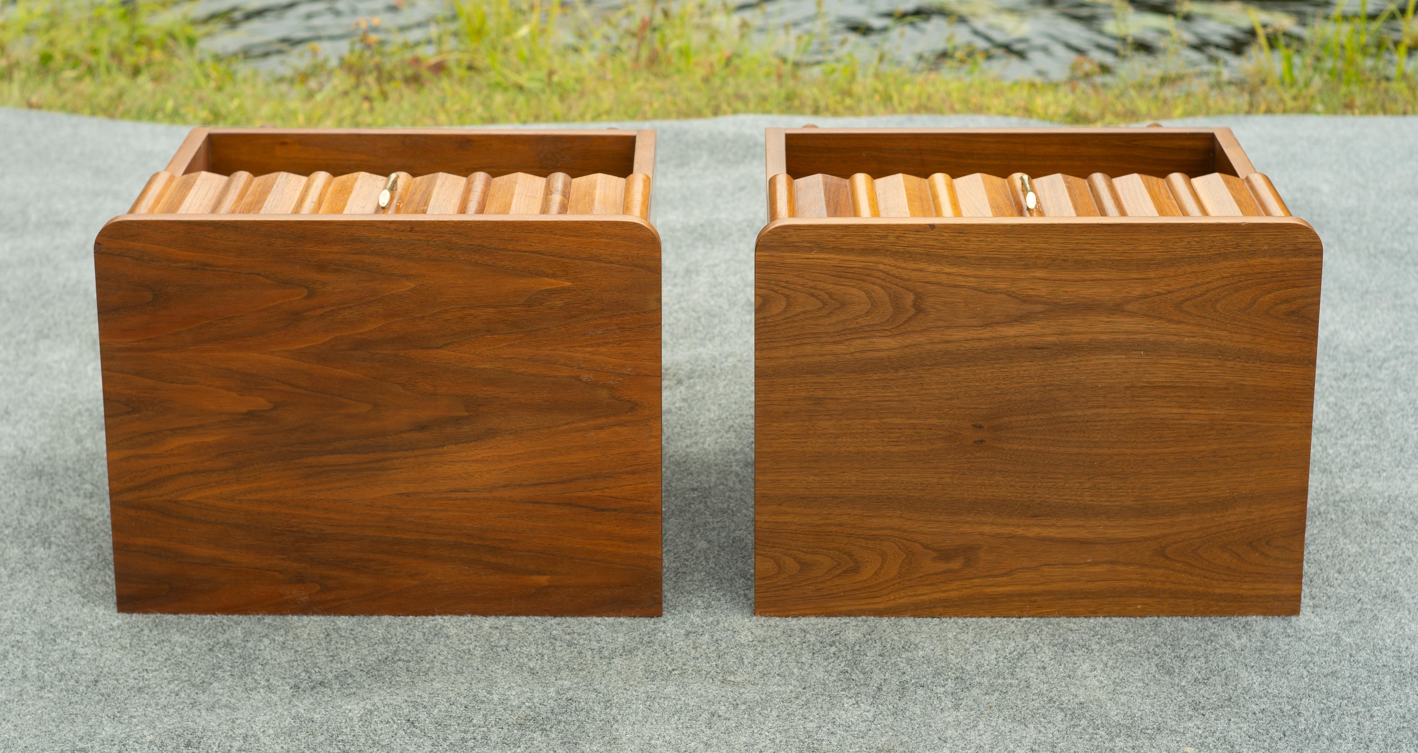 Pair of Young Manufacturing Walnut & Brass Nightstands or End Tables MCM For Sale 9