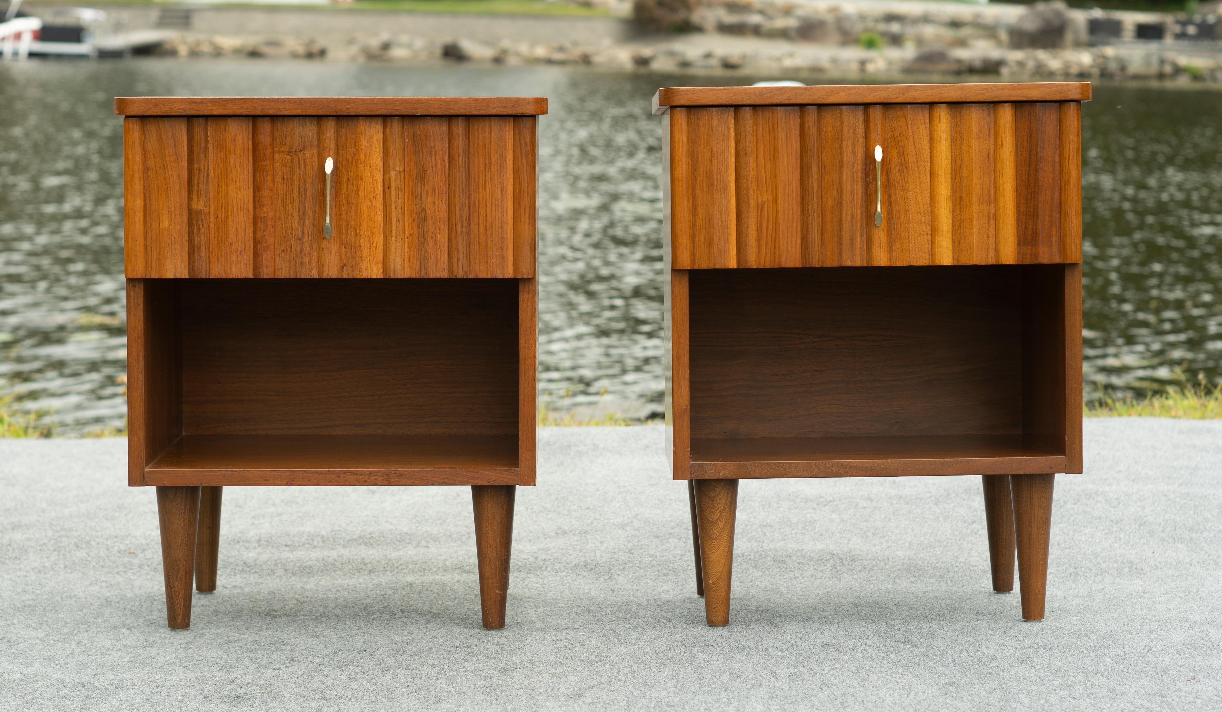 Mid-Century Modern Pair of Young Manufacturing Walnut & Brass Nightstands or End Tables MCM For Sale