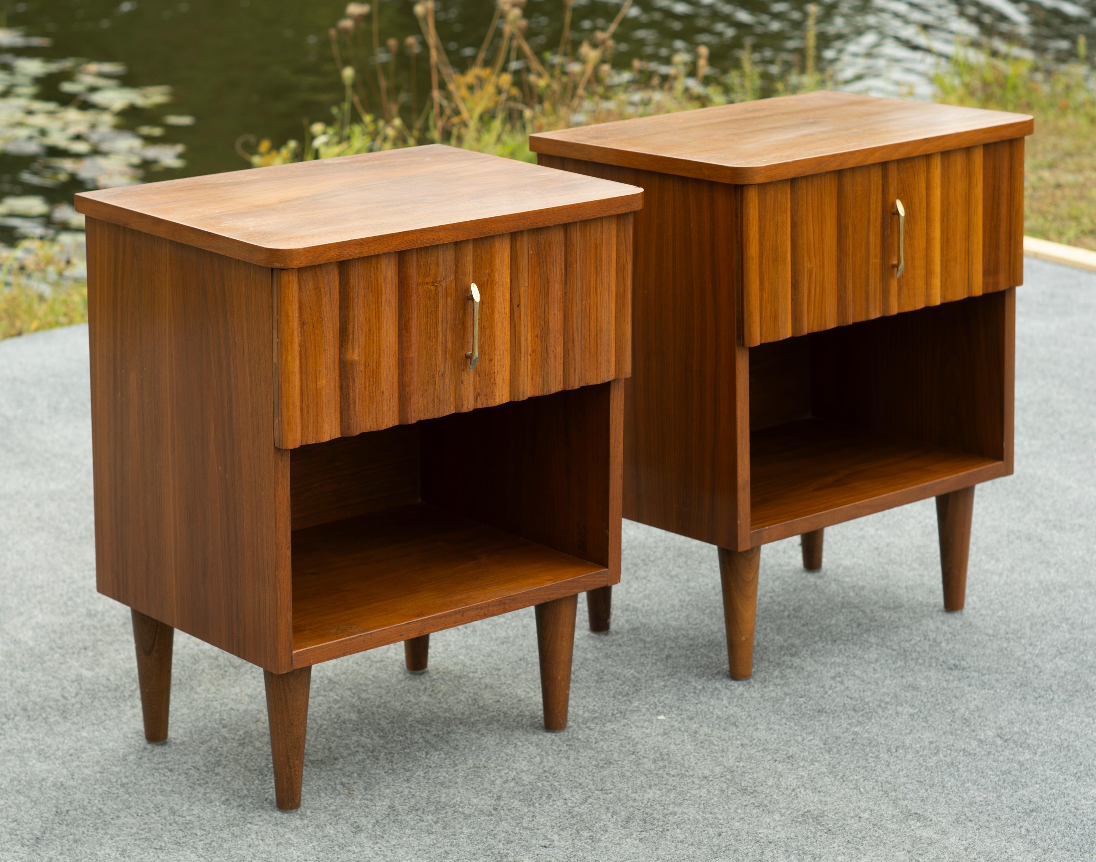 American Pair of Young Manufacturing Walnut & Brass Nightstands or End Tables MCM For Sale