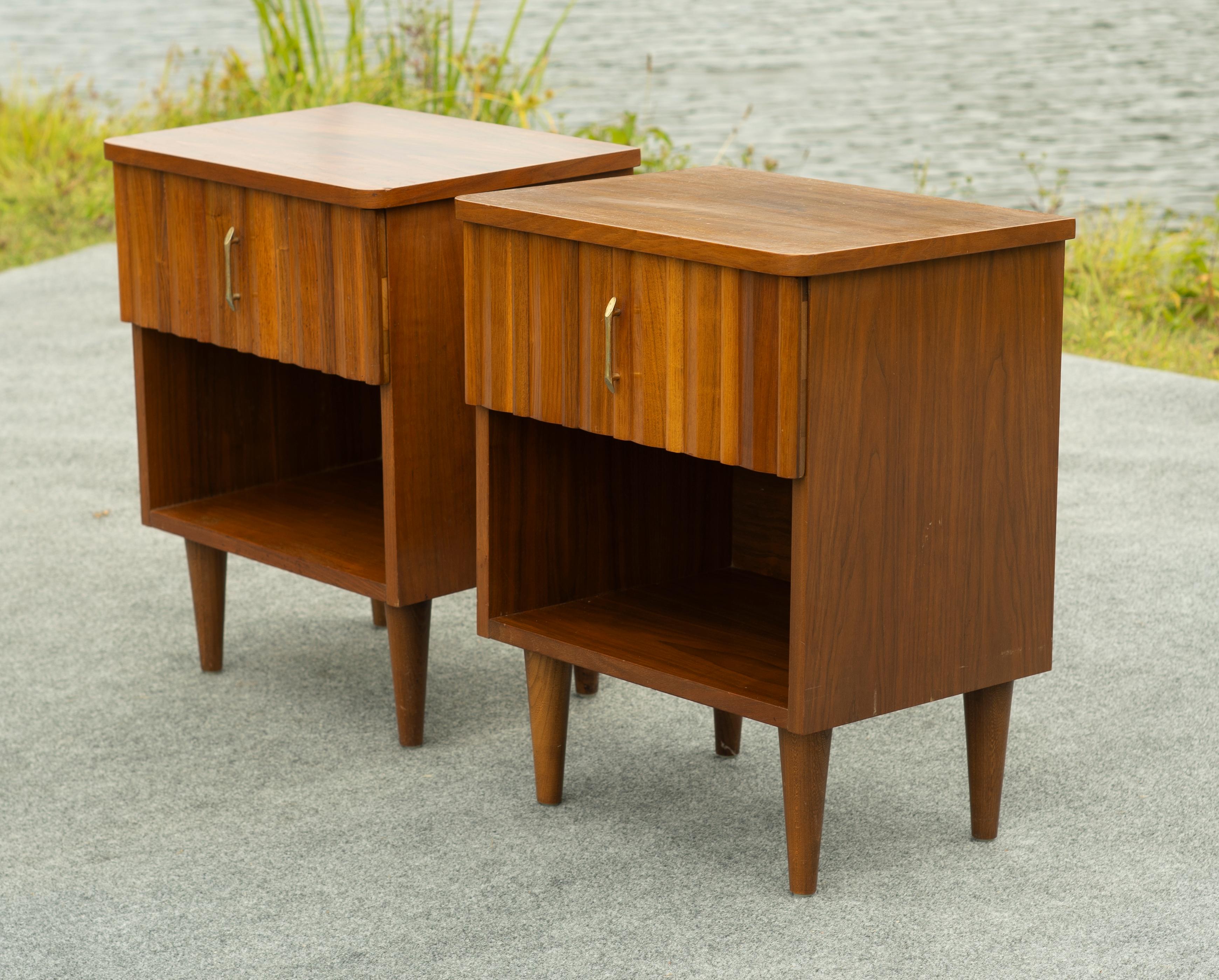 Pair of Young Manufacturing Walnut & Brass Nightstands or End Tables MCM In Good Condition For Sale In Philadelphia, PA